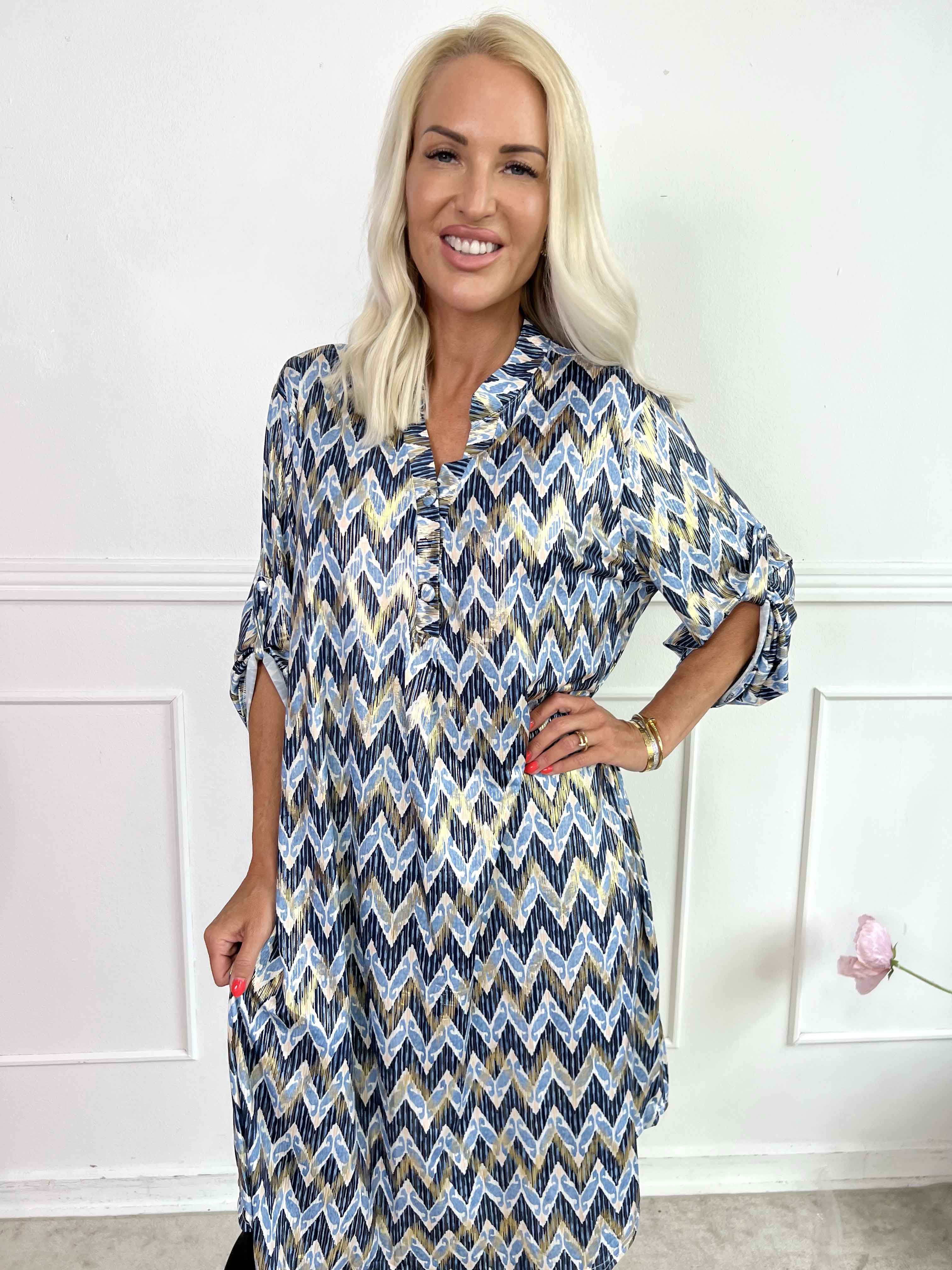 Ebba Zigzag Long - Elastisk mønstret kjole med guld detaljer