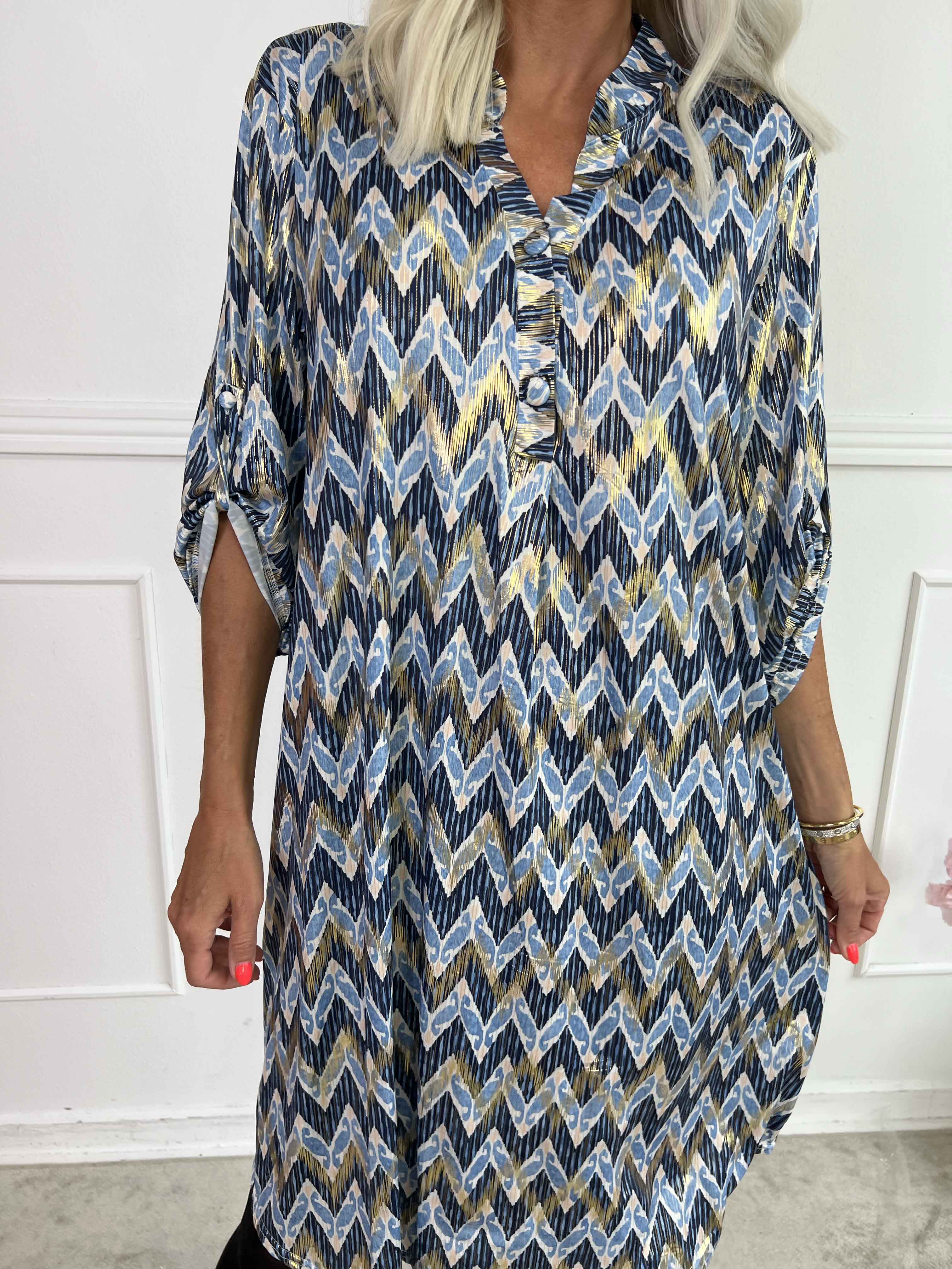 Ebba Zigzag Long - Elastisk mønstret kjole med guld detaljer