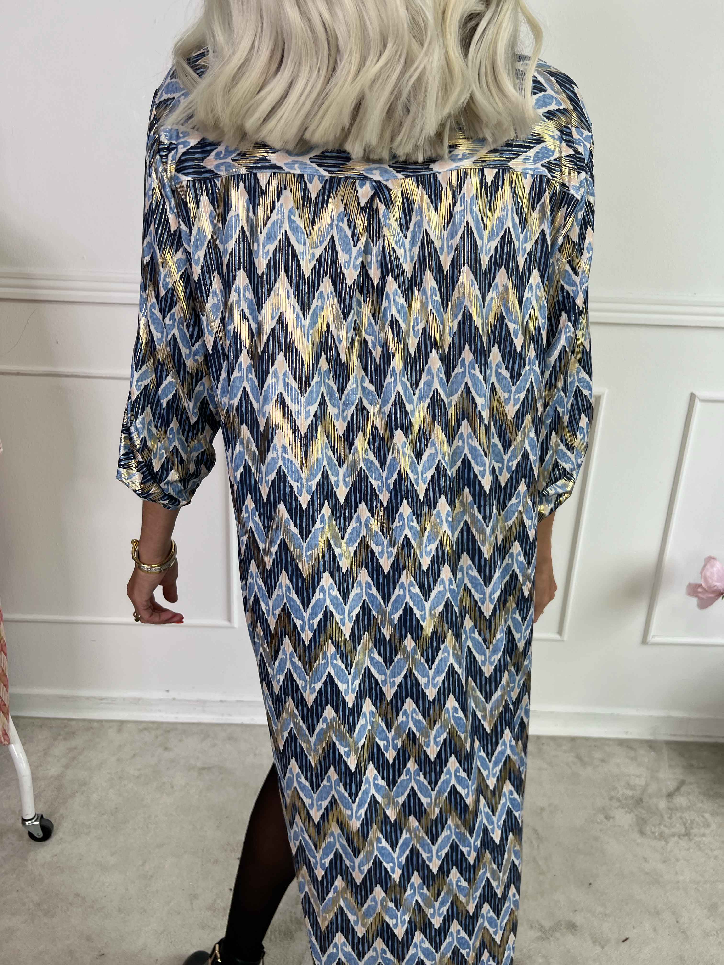 Ebba Zigzag Long - Elastisk mønstret kjole med guld detaljer