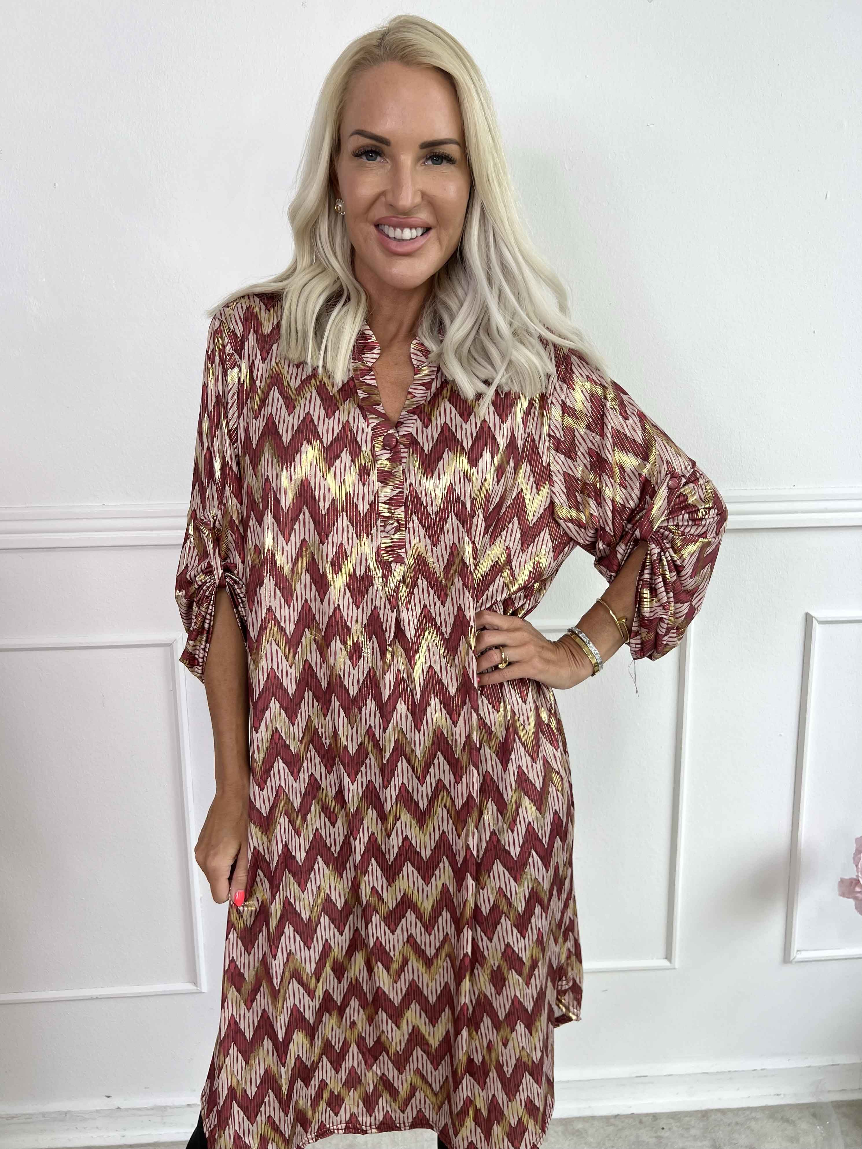 Ebba Zigzag Long - Elastisk mønstret kjole med guld detaljer