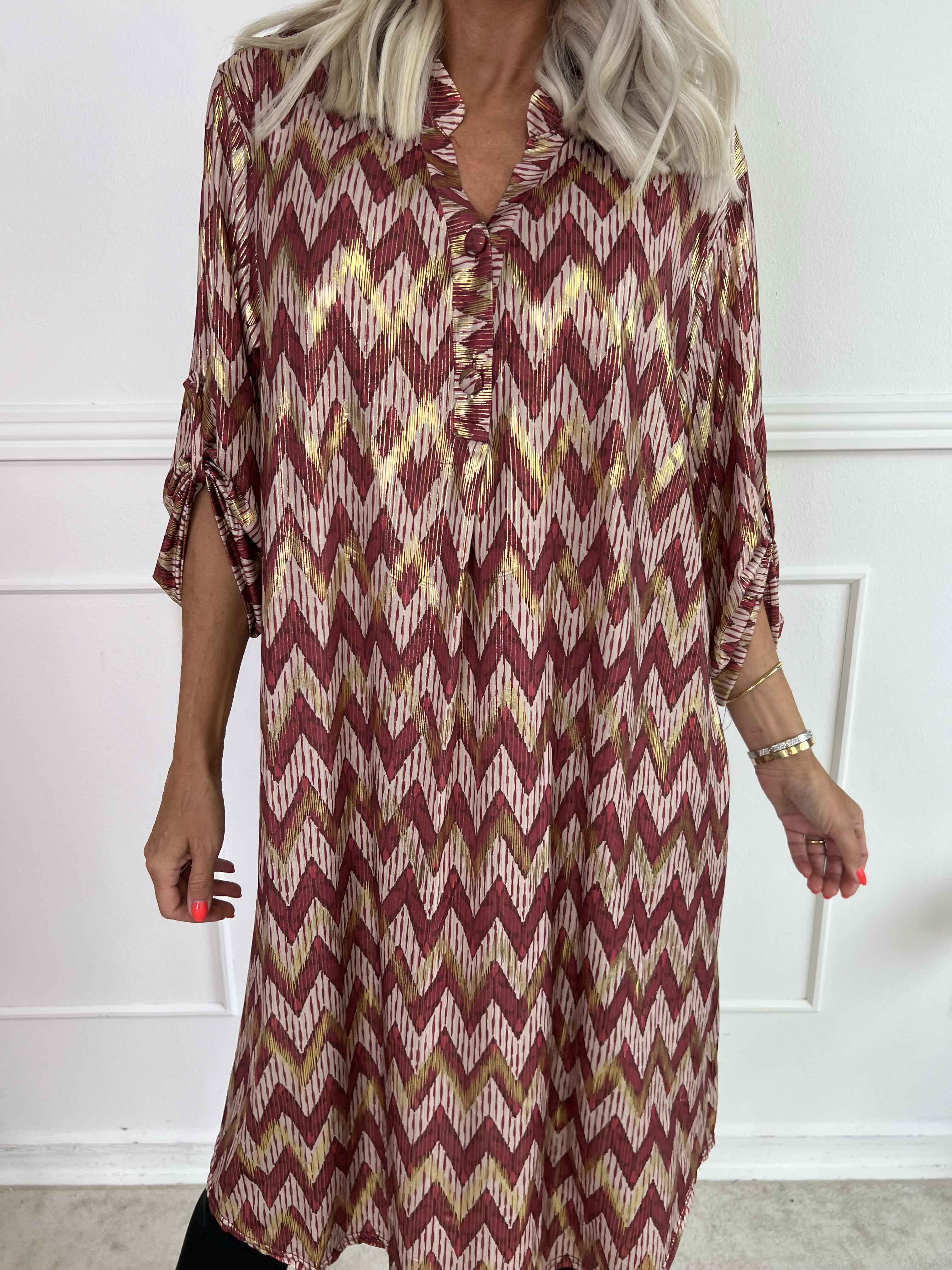 Ebba Zigzag Long - Elastisk mønstret kjole med guld detaljer