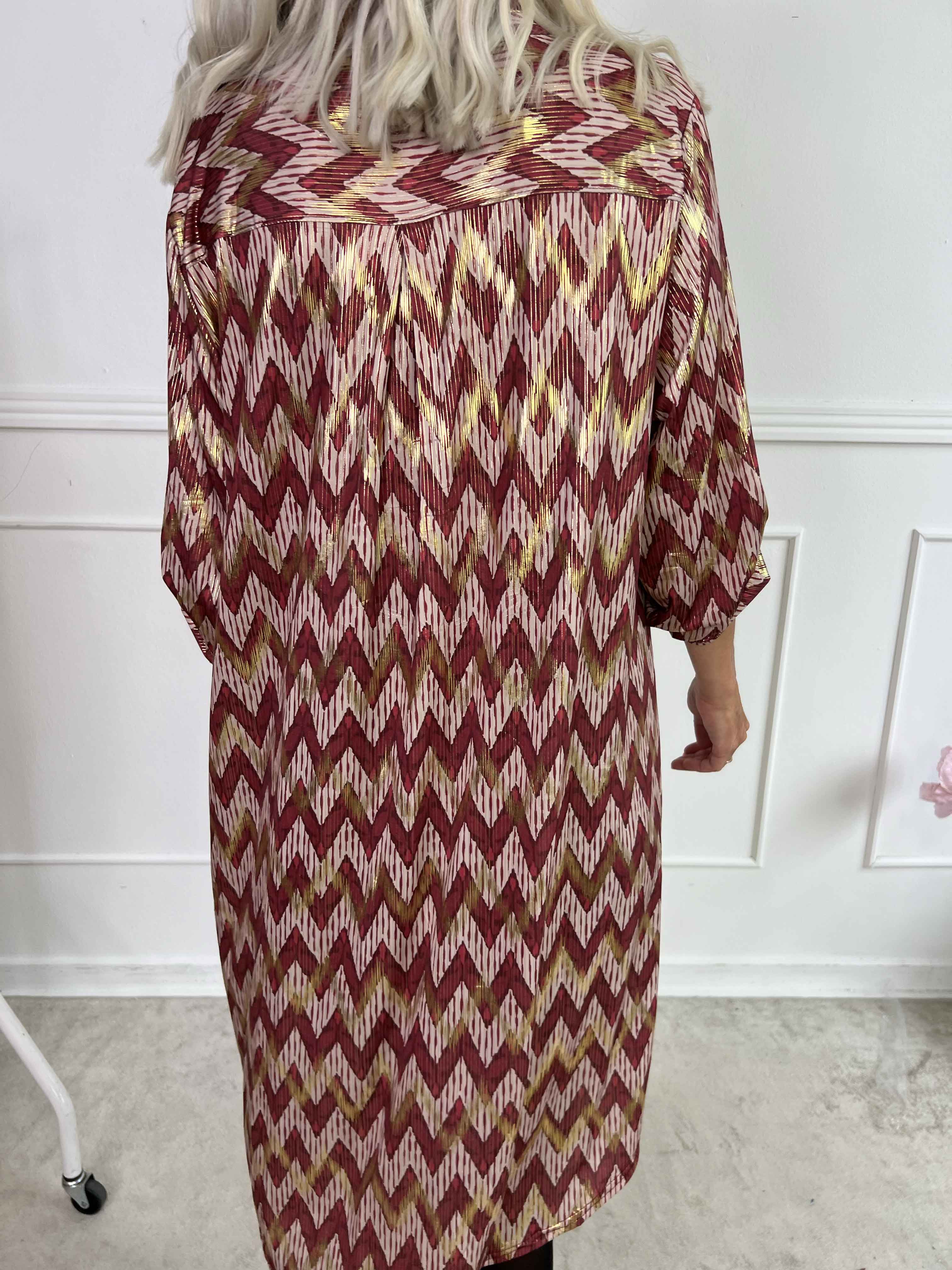 Ebba Zigzag Long - Elastisk mønstret kjole med guld detaljer