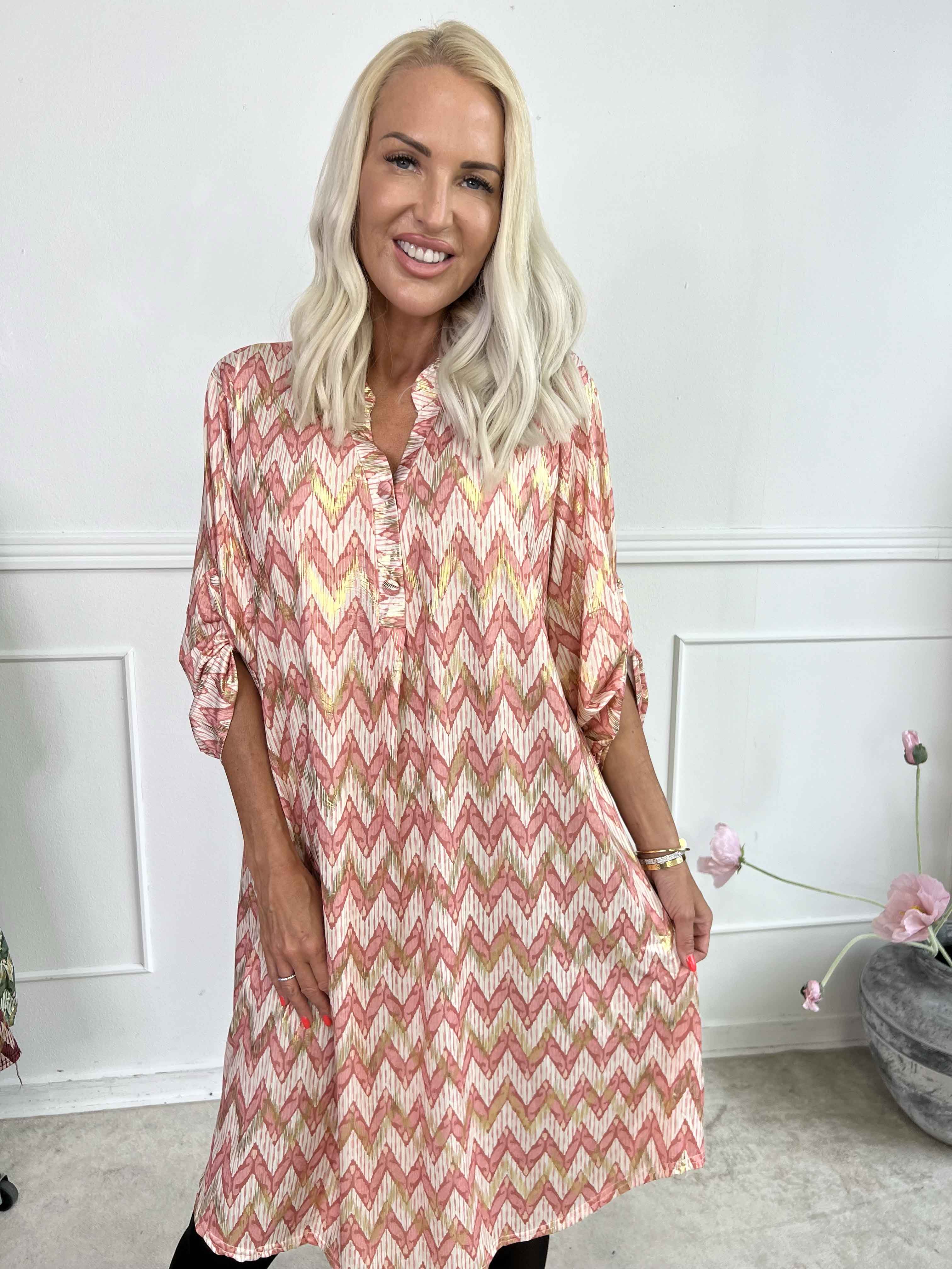 Ebba Zigzag Long - Elastisk mønstret kjole med guld detaljer