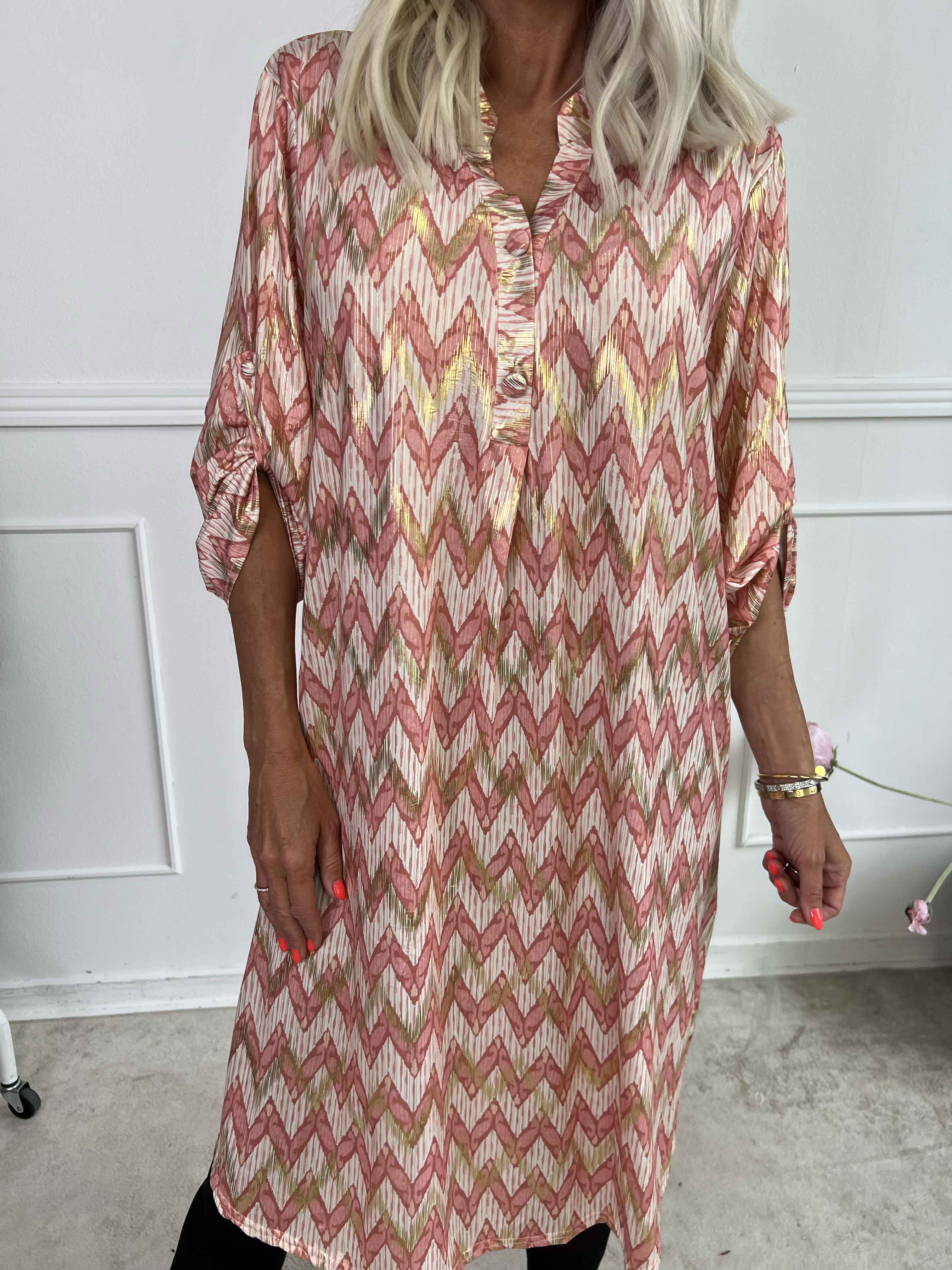 Ebba Zigzag Long - Elastisk mønstret kjole med guld detaljer