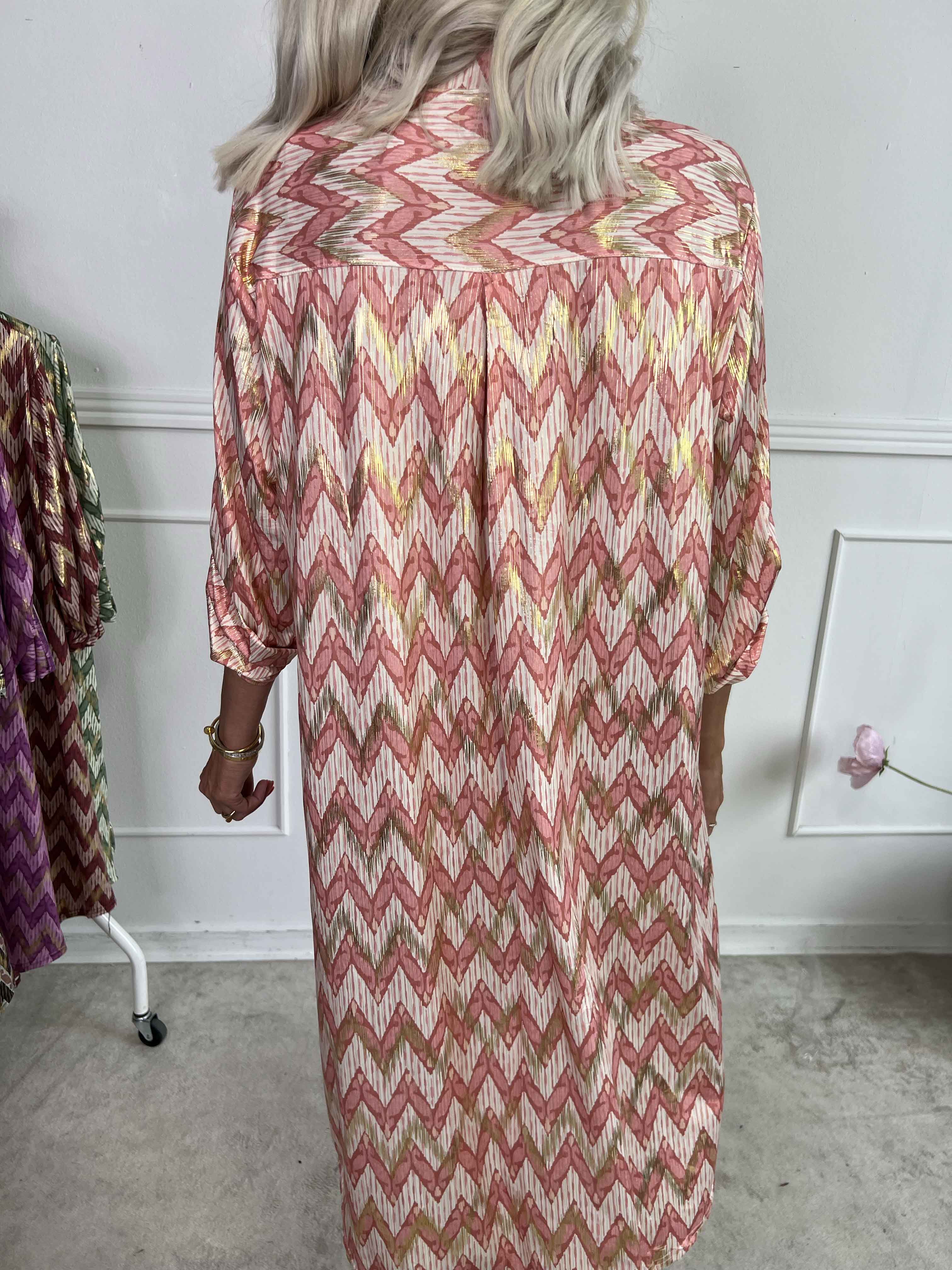 Ebba Zigzag Long - Elastisk mønstret kjole med guld detaljer