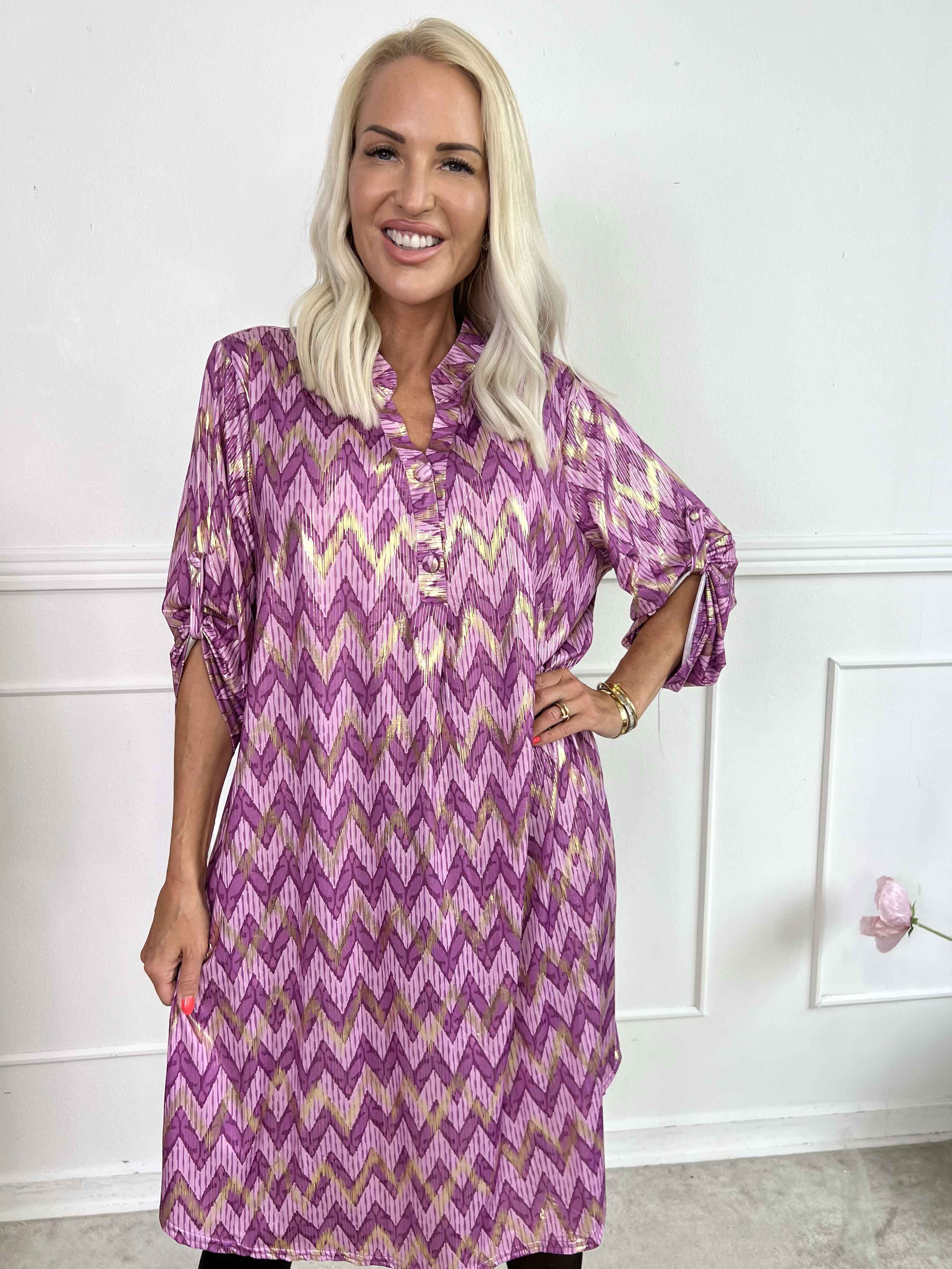 Ebba Zigzag Long - Elastisk mønstret kjole med guld detaljer