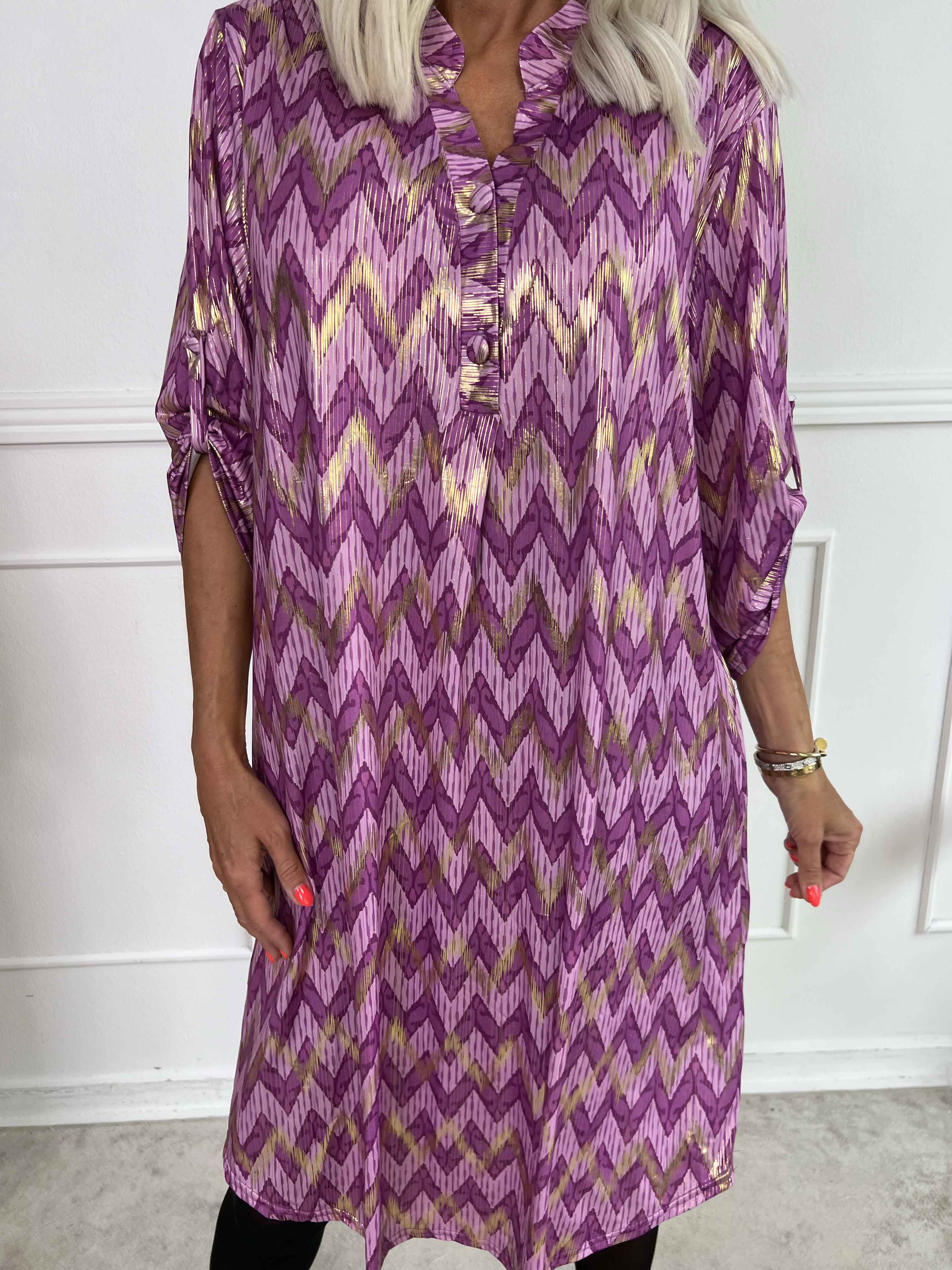 Ebba Zigzag Long - Elastisk mønstret kjole med guld detaljer