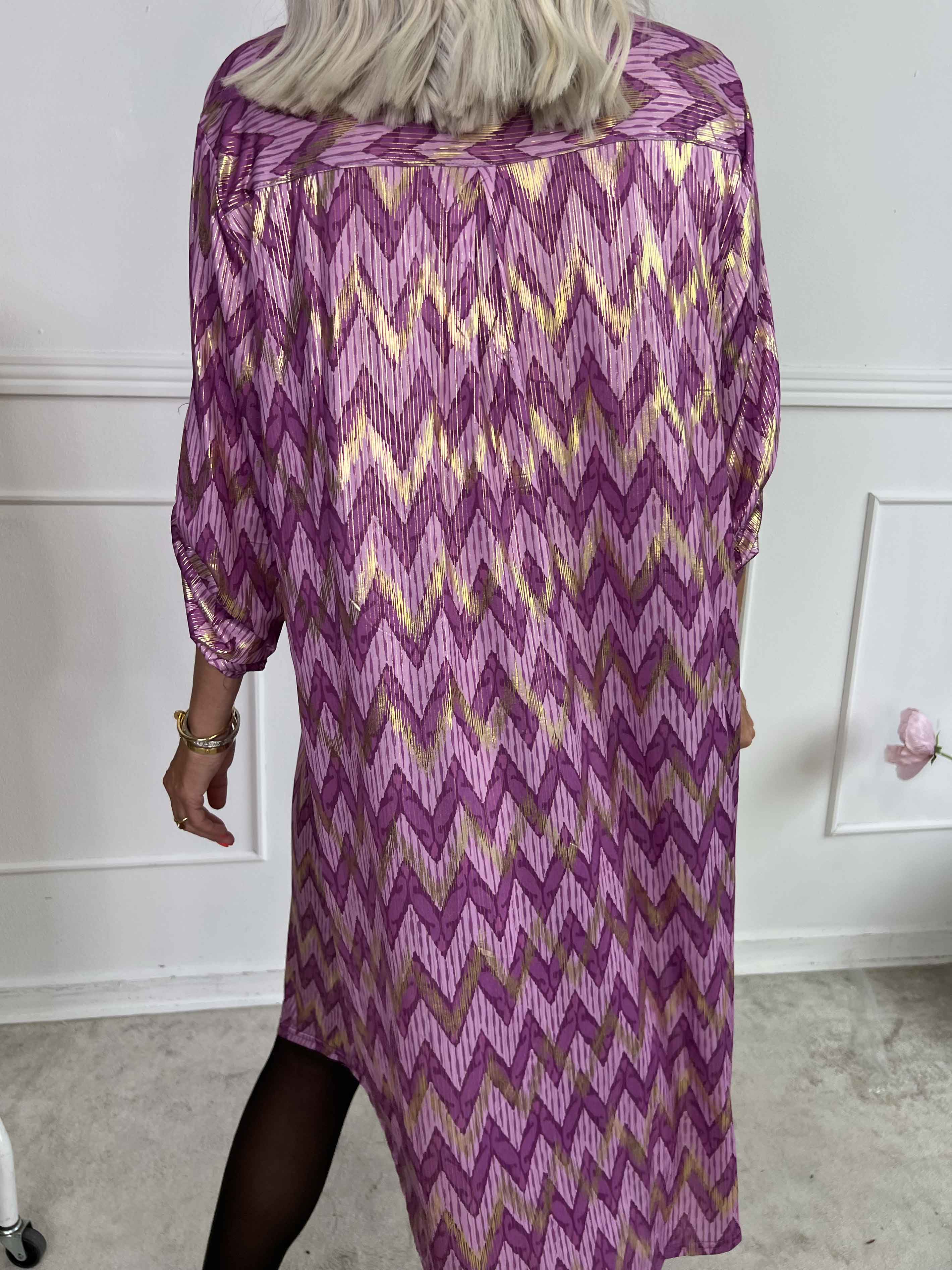 Ebba Zigzag Long - Elastisk mønstret kjole med guld detaljer