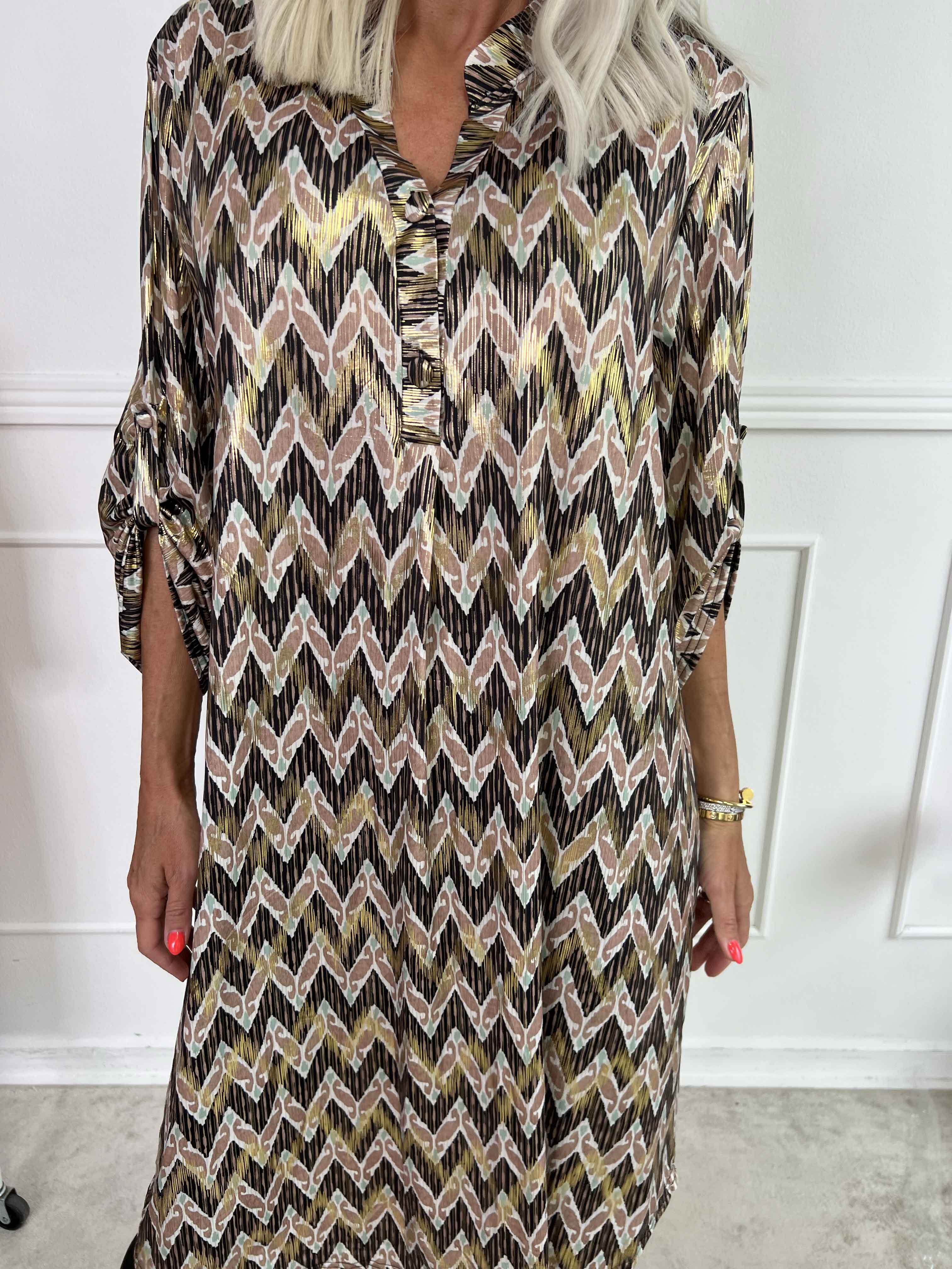 Ebba Zigzag Long - Elastisk mønstret kjole med guld detaljer