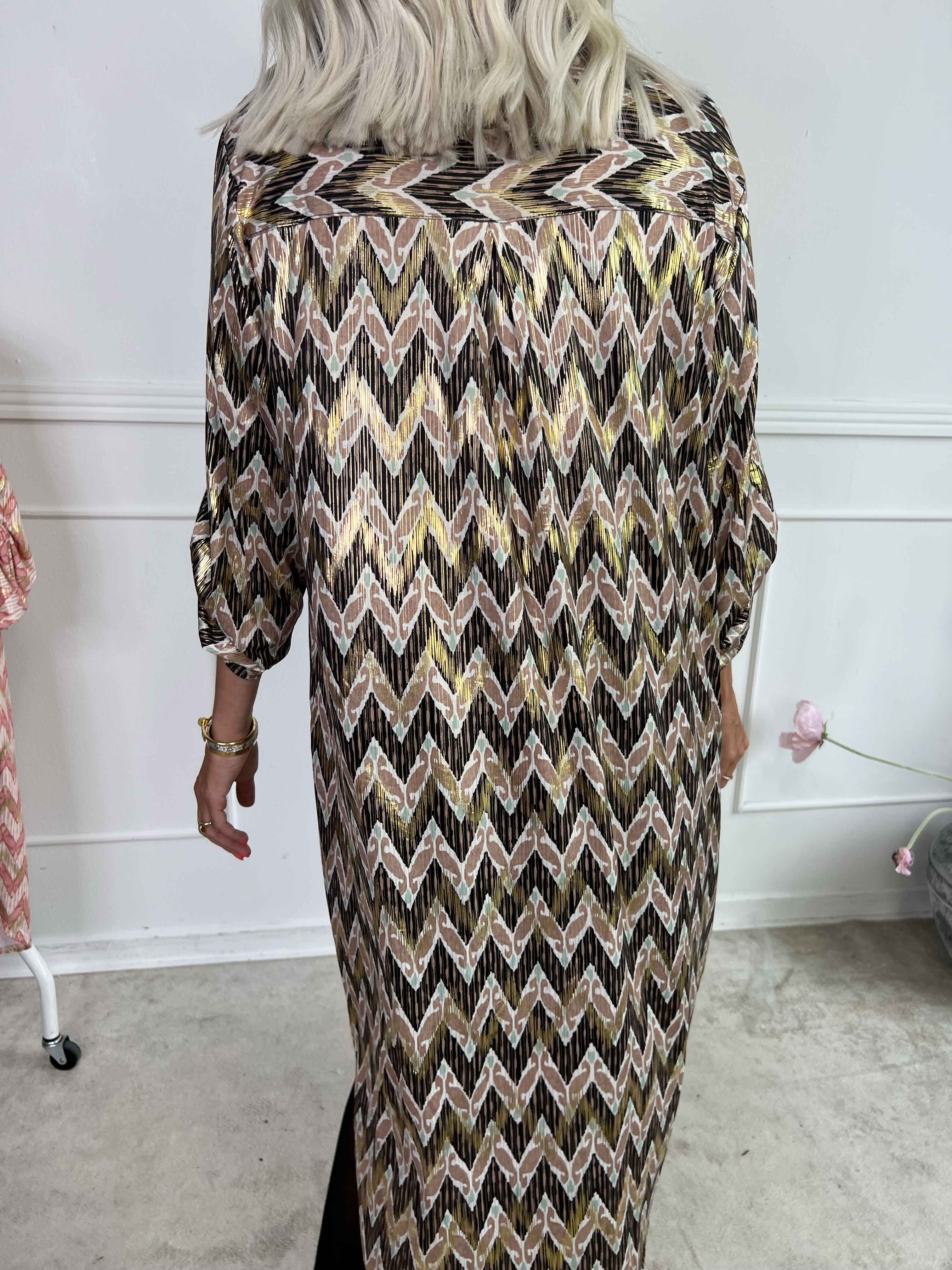 Ebba Zigzag Long - Elastisk mønstret kjole med guld detaljer