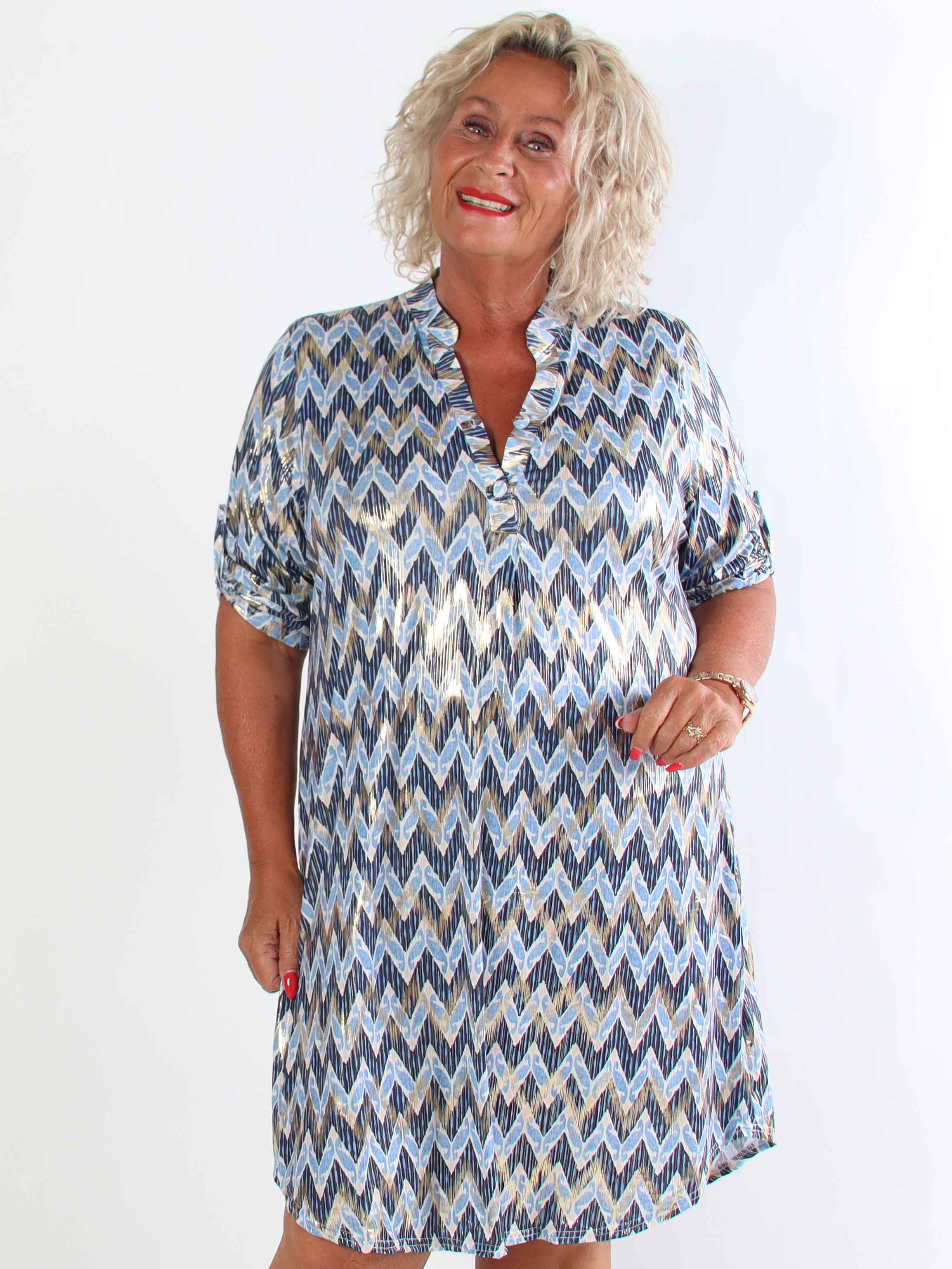 Ebba Zigzag Long - Elastisk mønstret plus size kjole med guld detaljer