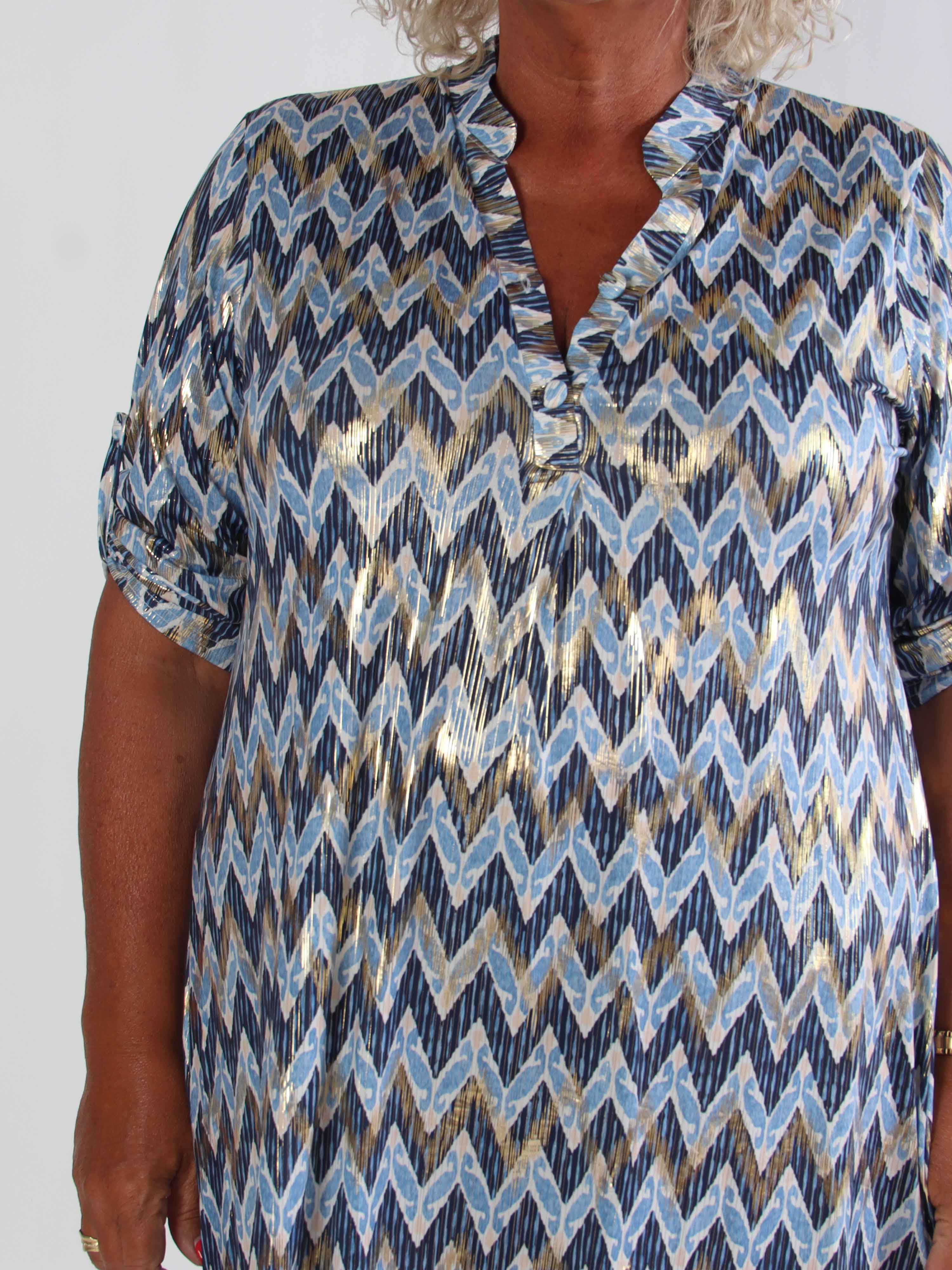 Ebba Zigzag Long - Elastisk mønstret plus size kjole med guld detaljer