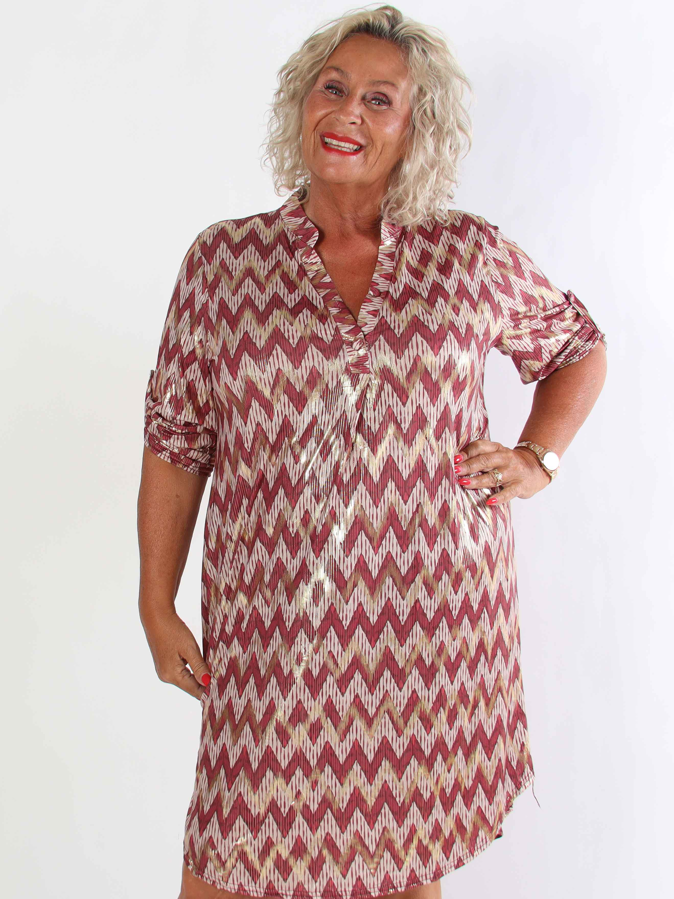 Ebba Zigzag Long - Elastisk mønstret plus size kjole med guld detaljer