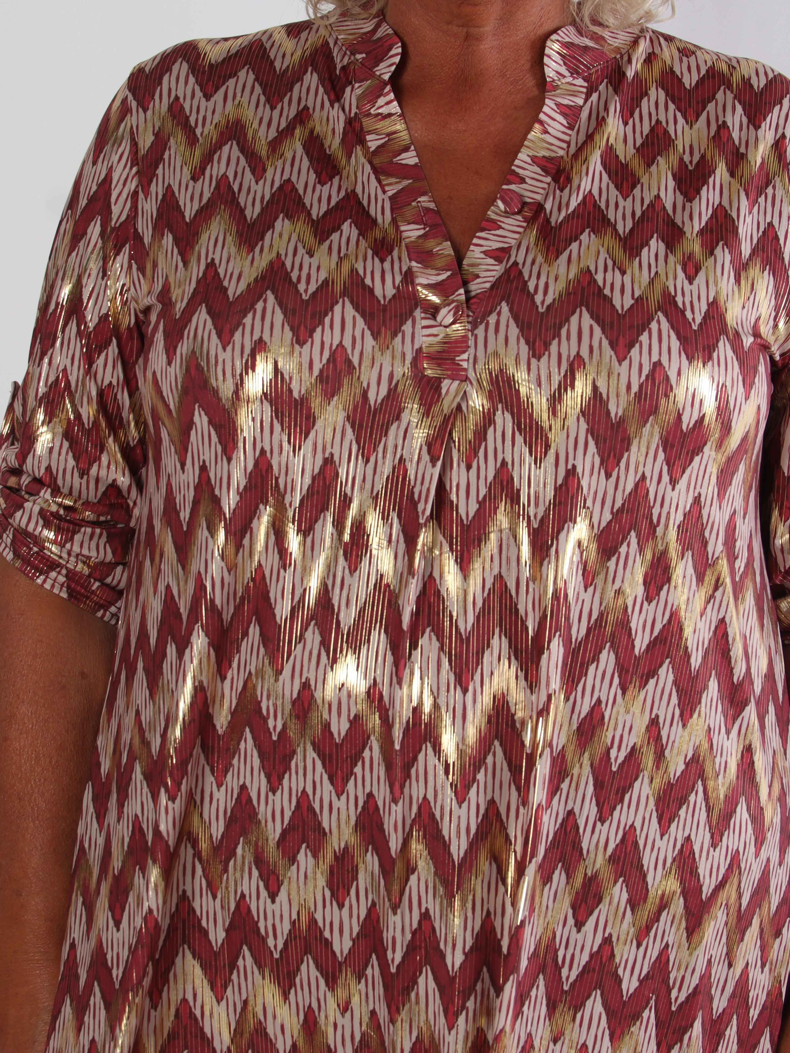 Ebba Zigzag Long - Elastisk mønstret plus size kjole med guld detaljer