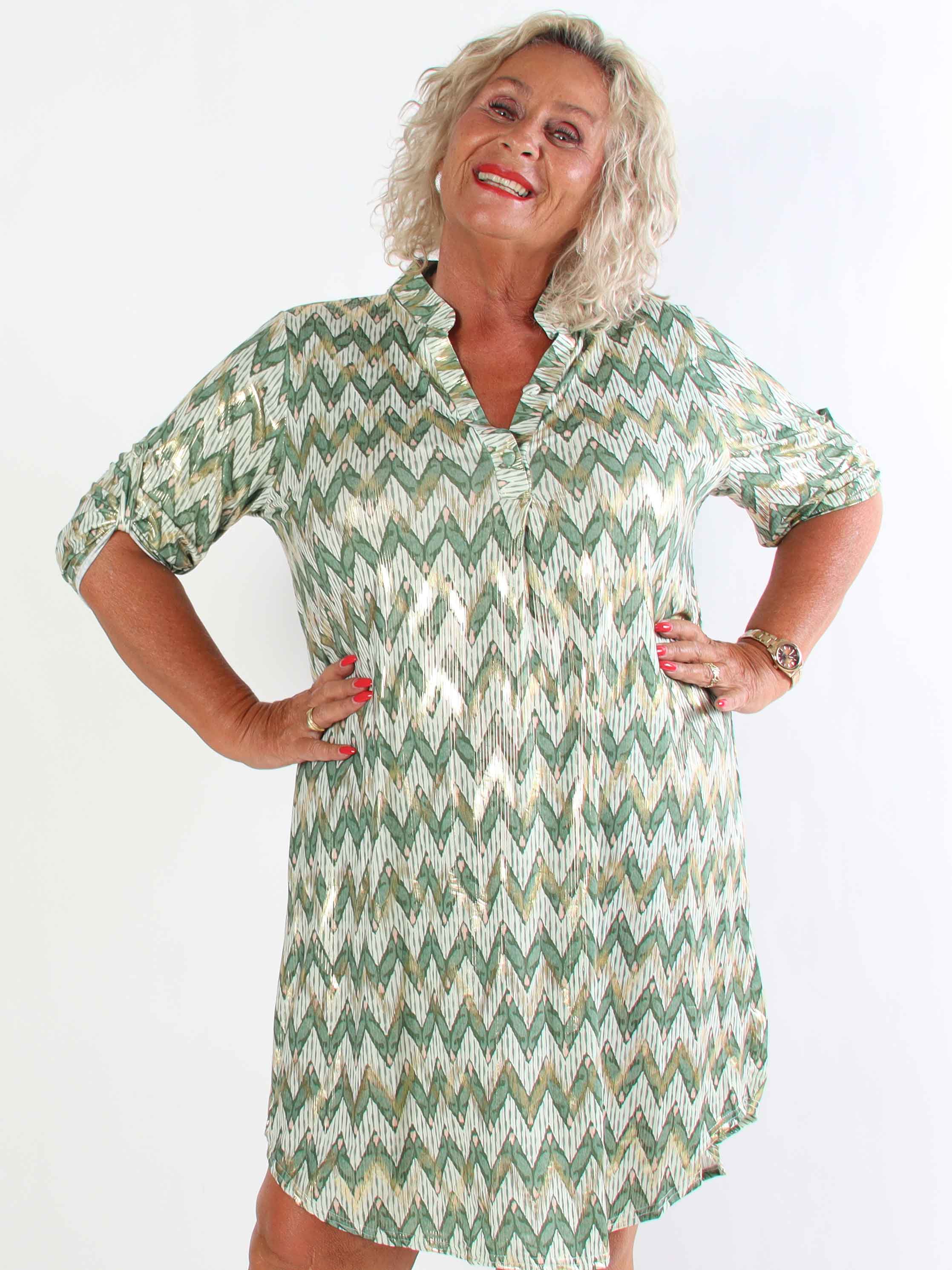 Ebba Zigzag Long - Elastisk mønstret plus size kjole med guld detaljer