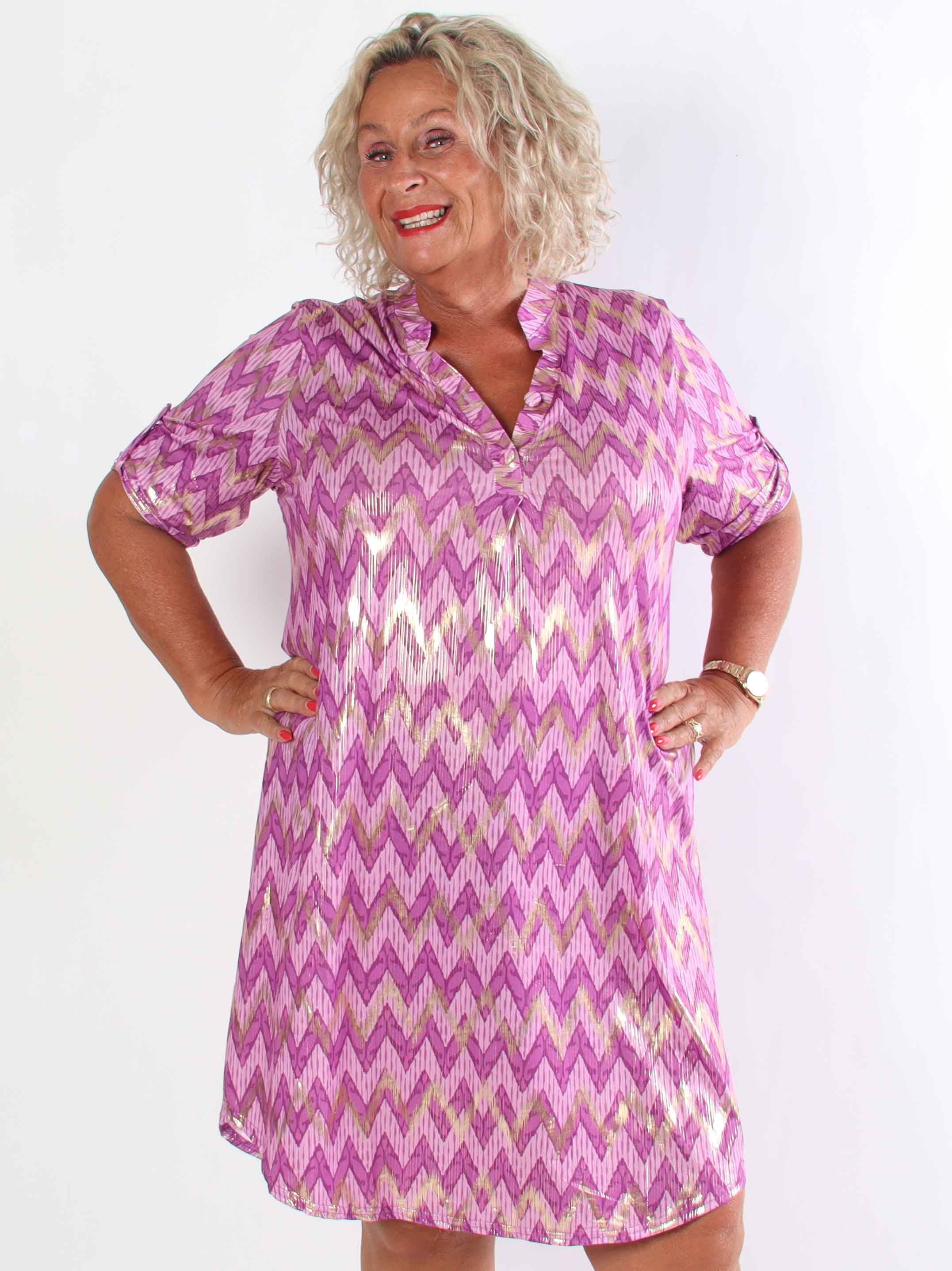 Ebba Zigzag Long - Elastisk mønstret plus size kjole med guld detaljer