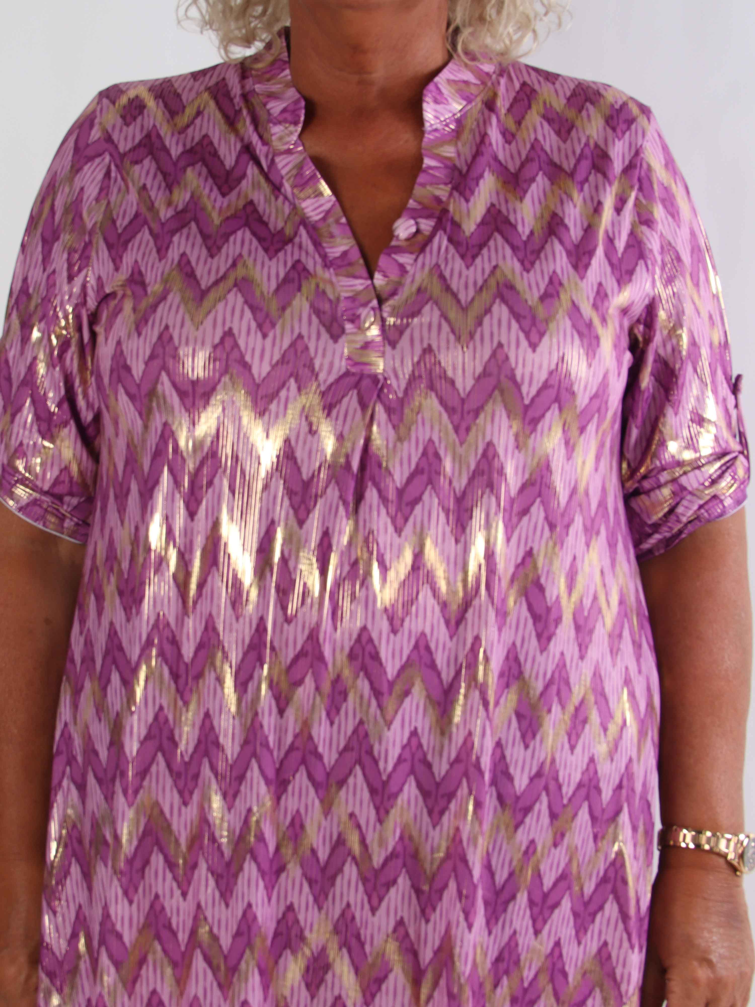 Ebba Zigzag Long - Elastisk mønstret plus size kjole med guld detaljer