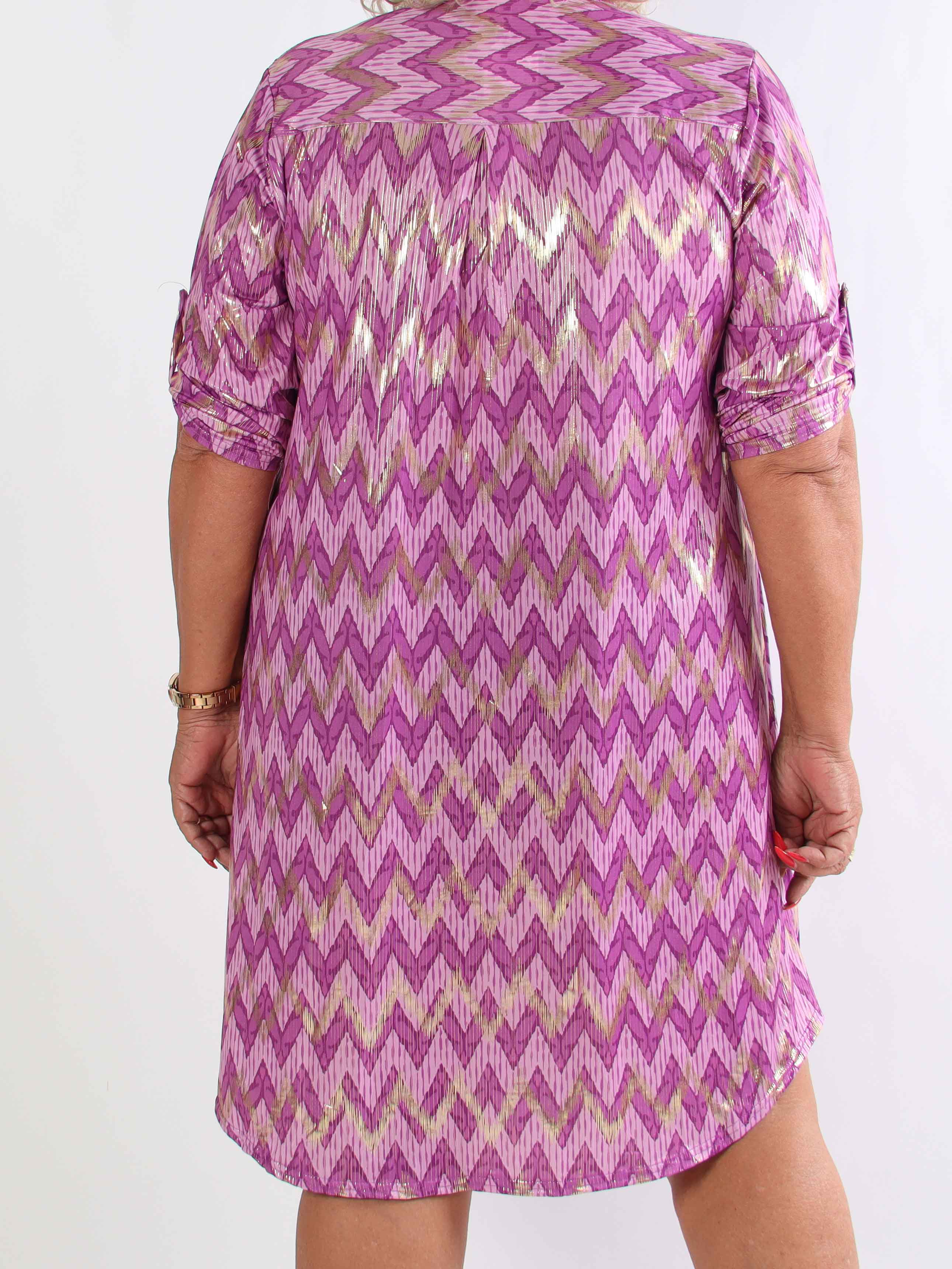 Ebba Zigzag Long - Elastisk mønstret plus size kjole med guld detaljer