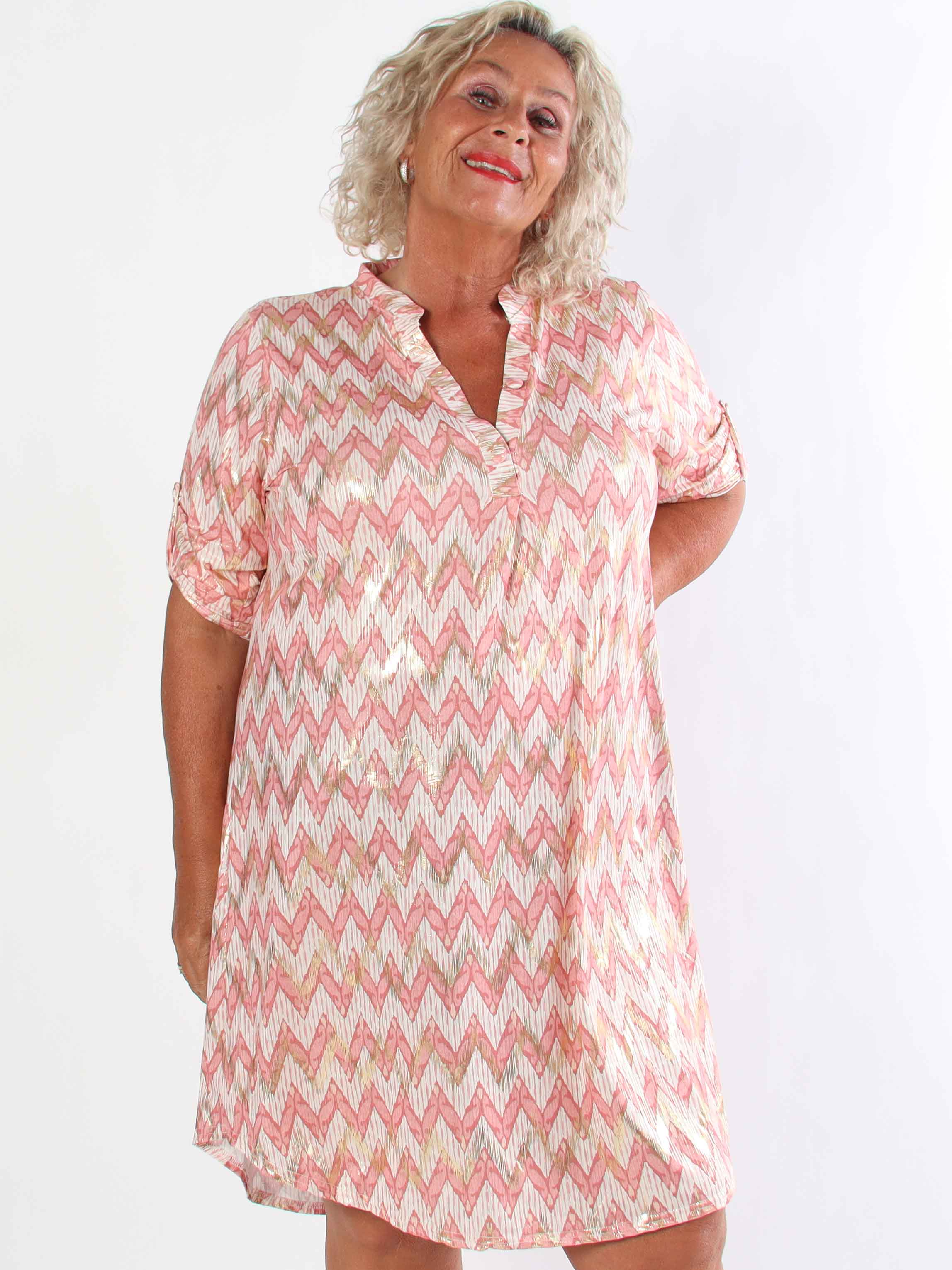 Ebba Zigzag Long - Elastisk mønstret plus size kjole med guld detaljer