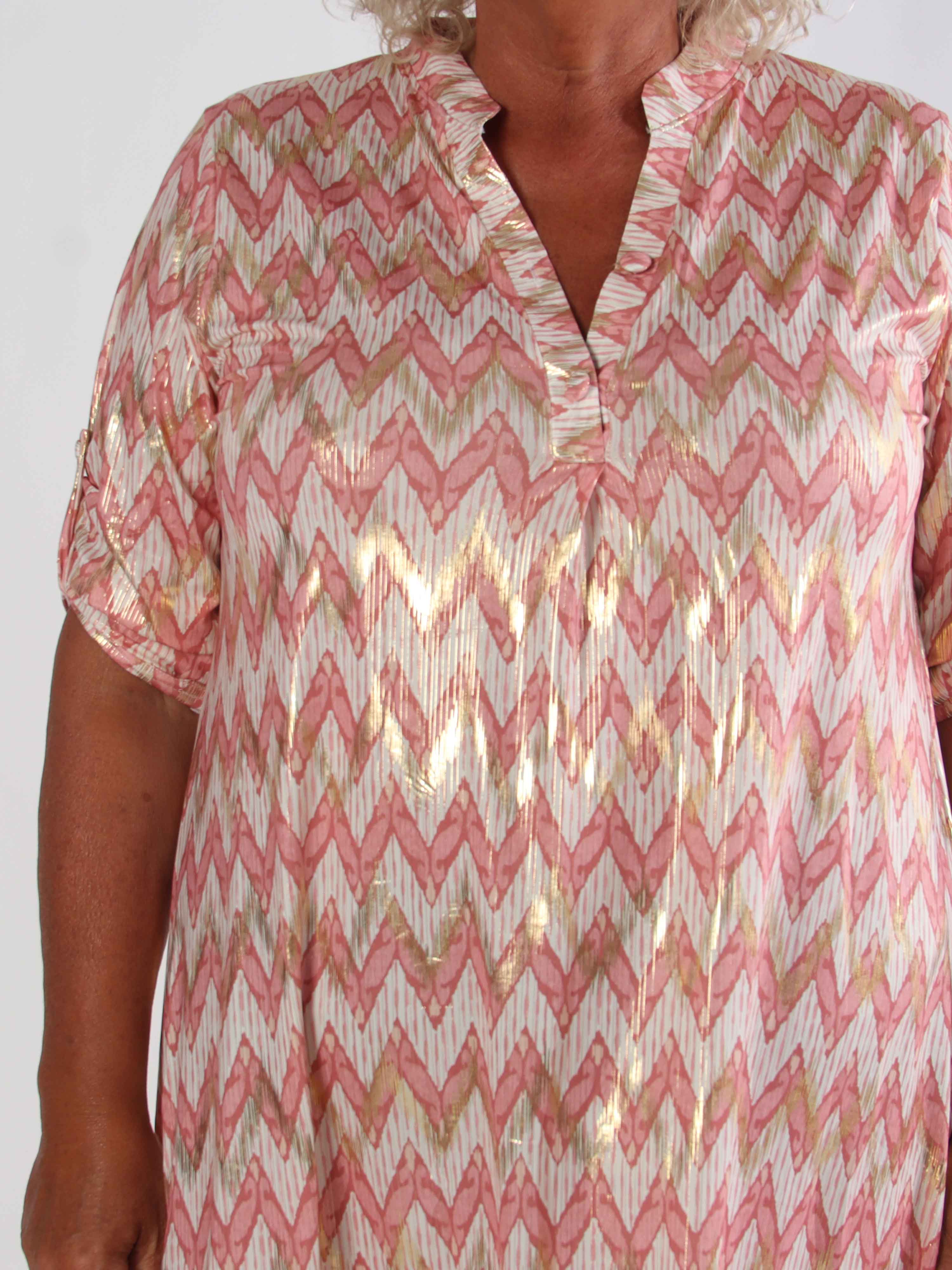 Ebba Zigzag Long - Elastisk mønstret plus size kjole med guld detaljer