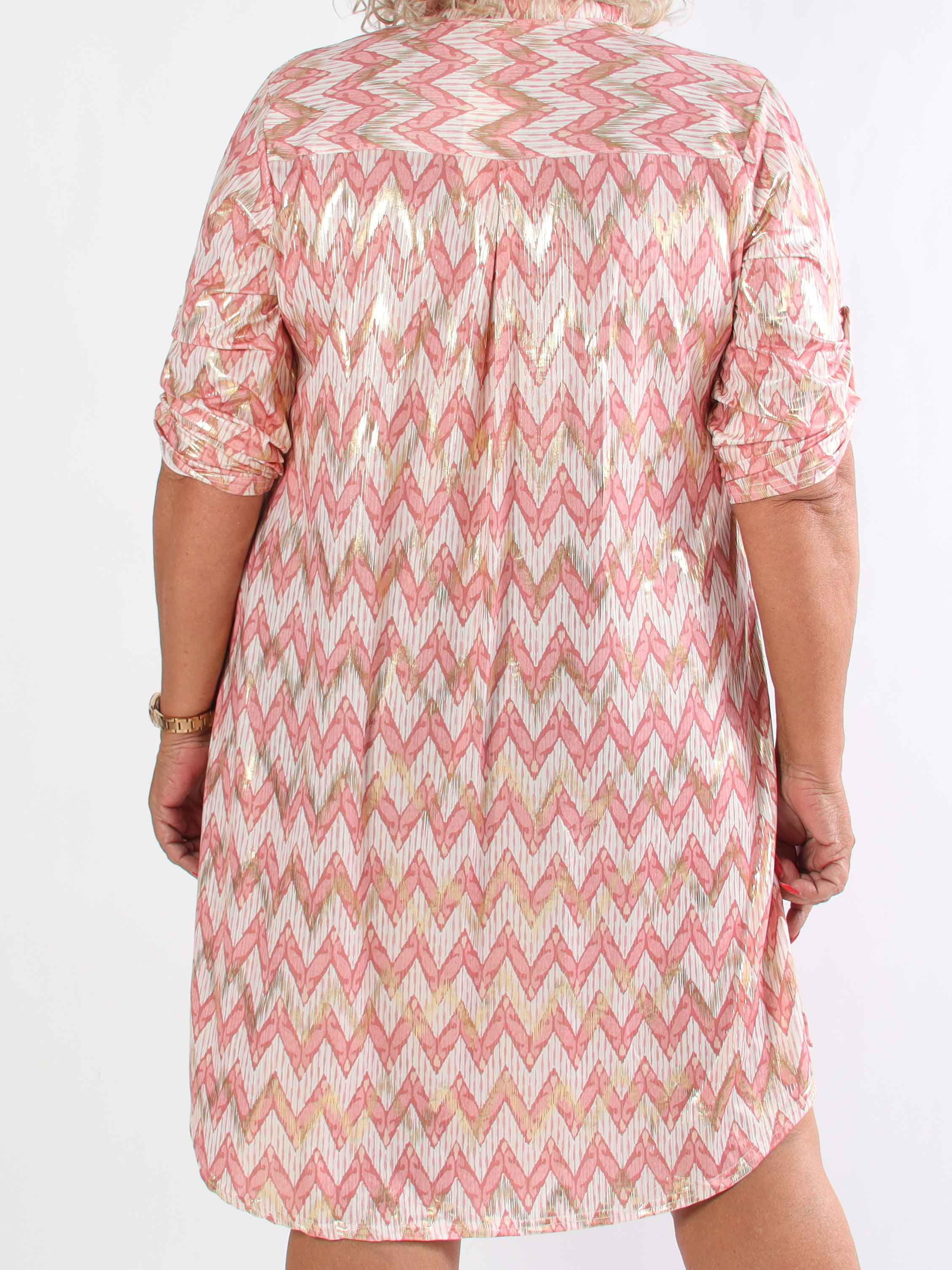 Ebba Zigzag Long - Elastisk mønstret plus size kjole med guld detaljer