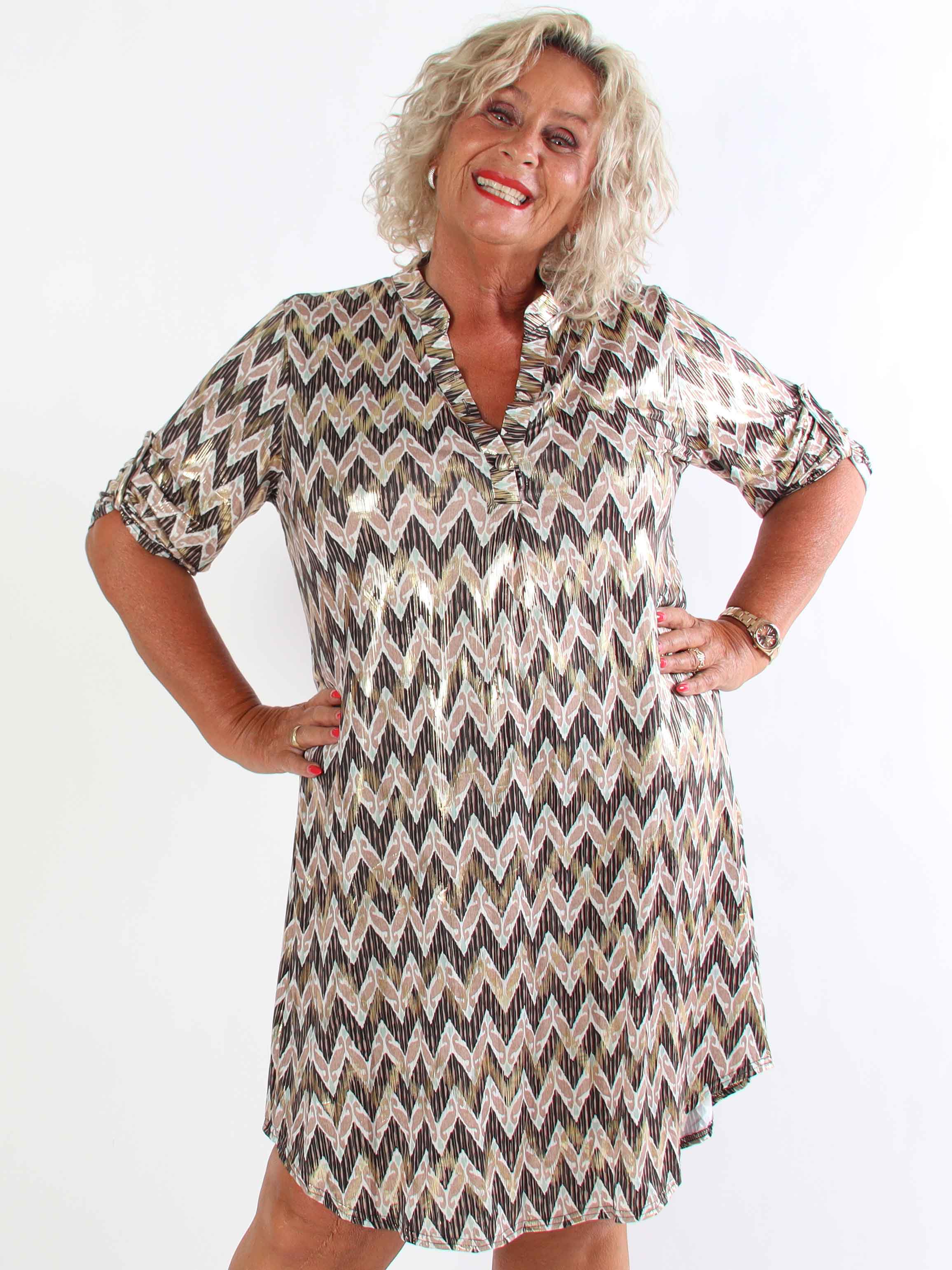 Ebba Zigzag Long - Elastisk mønstret plus size kjole med guld detaljer