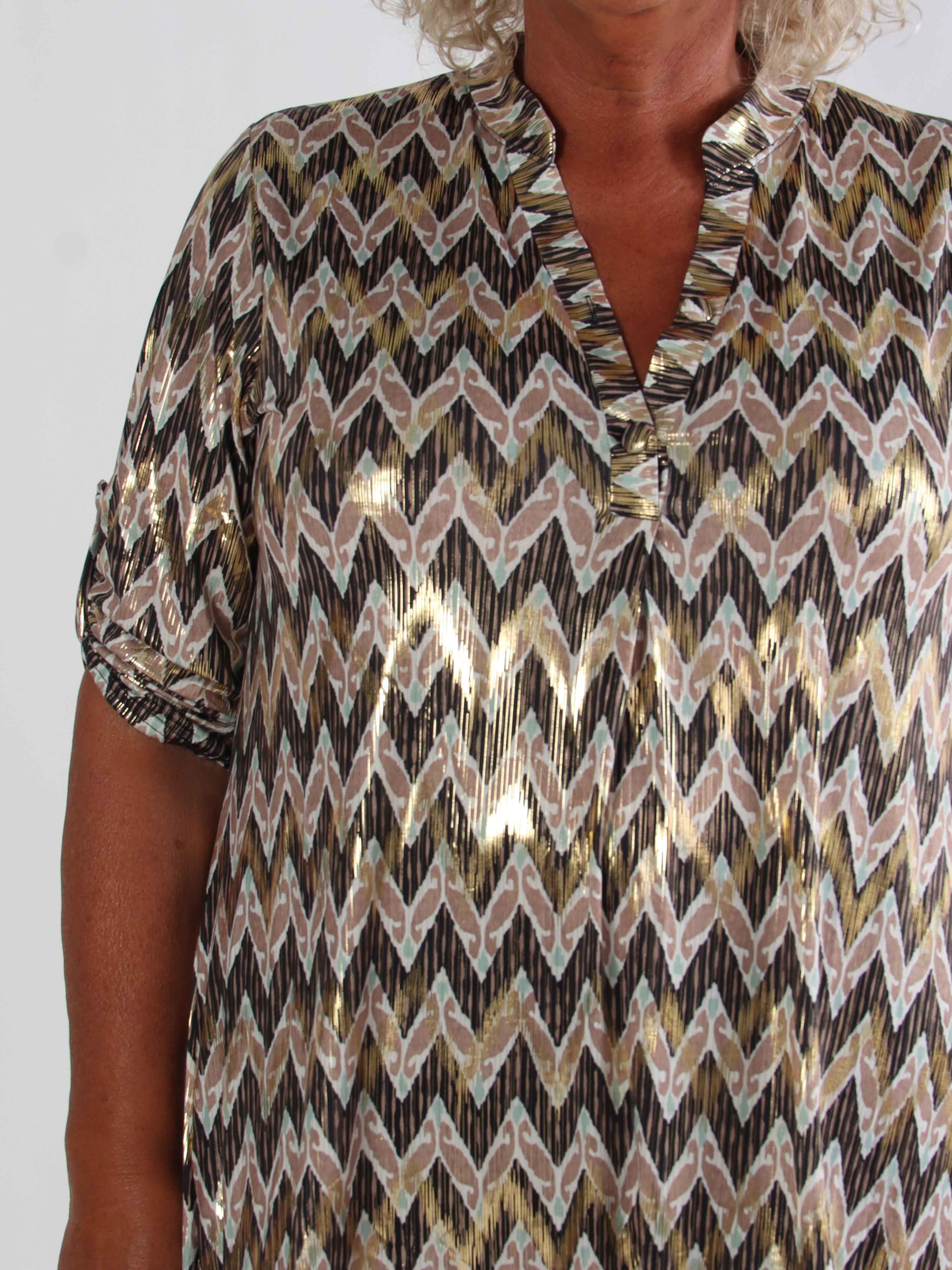 Ebba Zigzag Long - Elastisk mønstret plus size kjole med guld detaljer