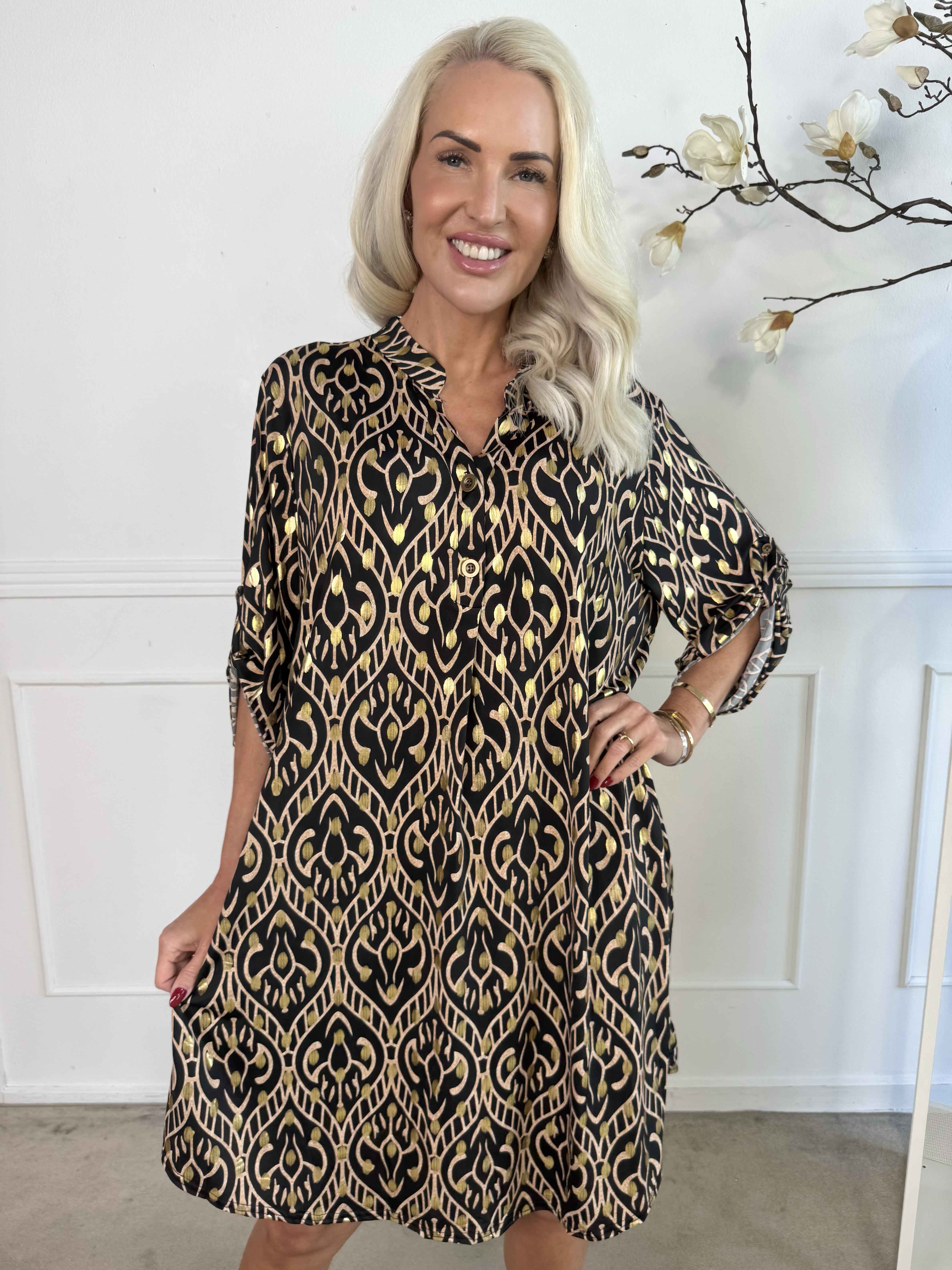 Ebba Boho Long - Elastisk mønstret kjole med guld prikker