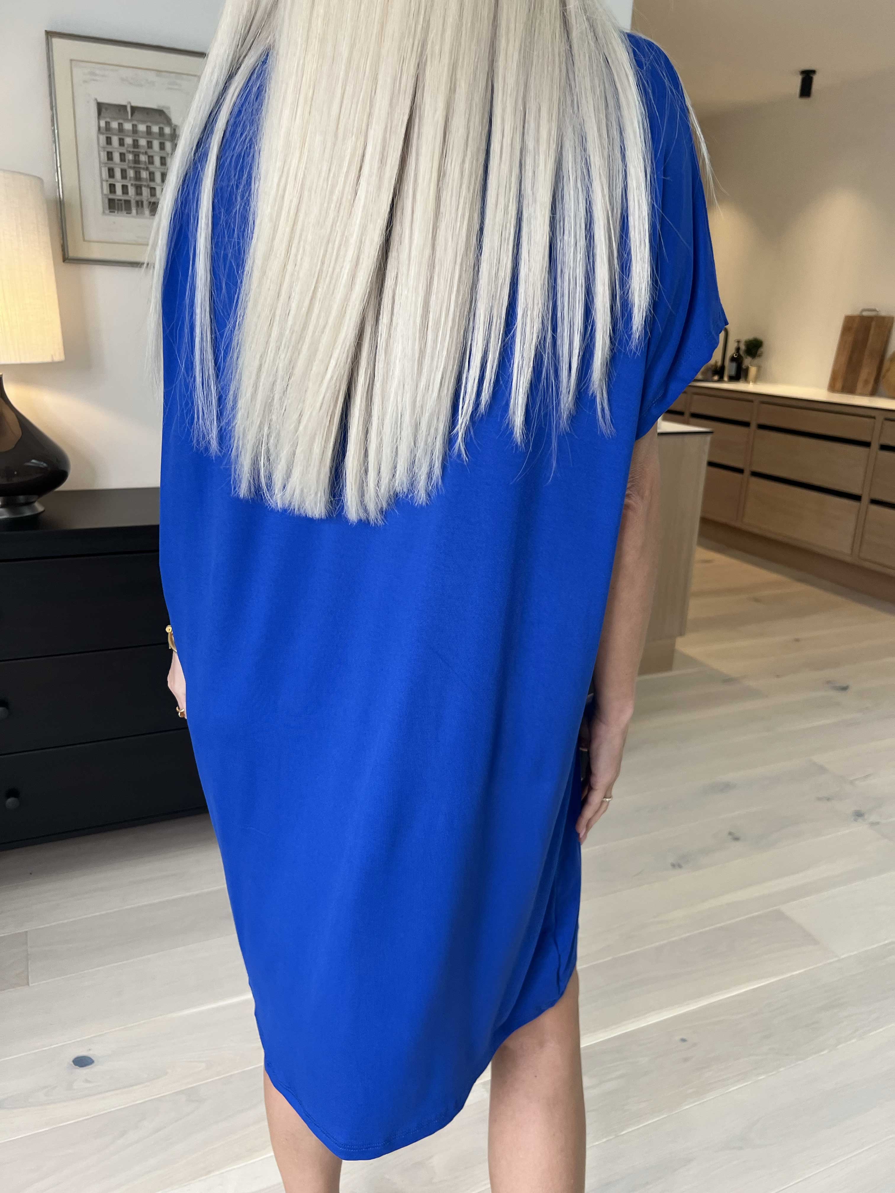 Edina - T-shirtkjole i viskoseblanding med tryk