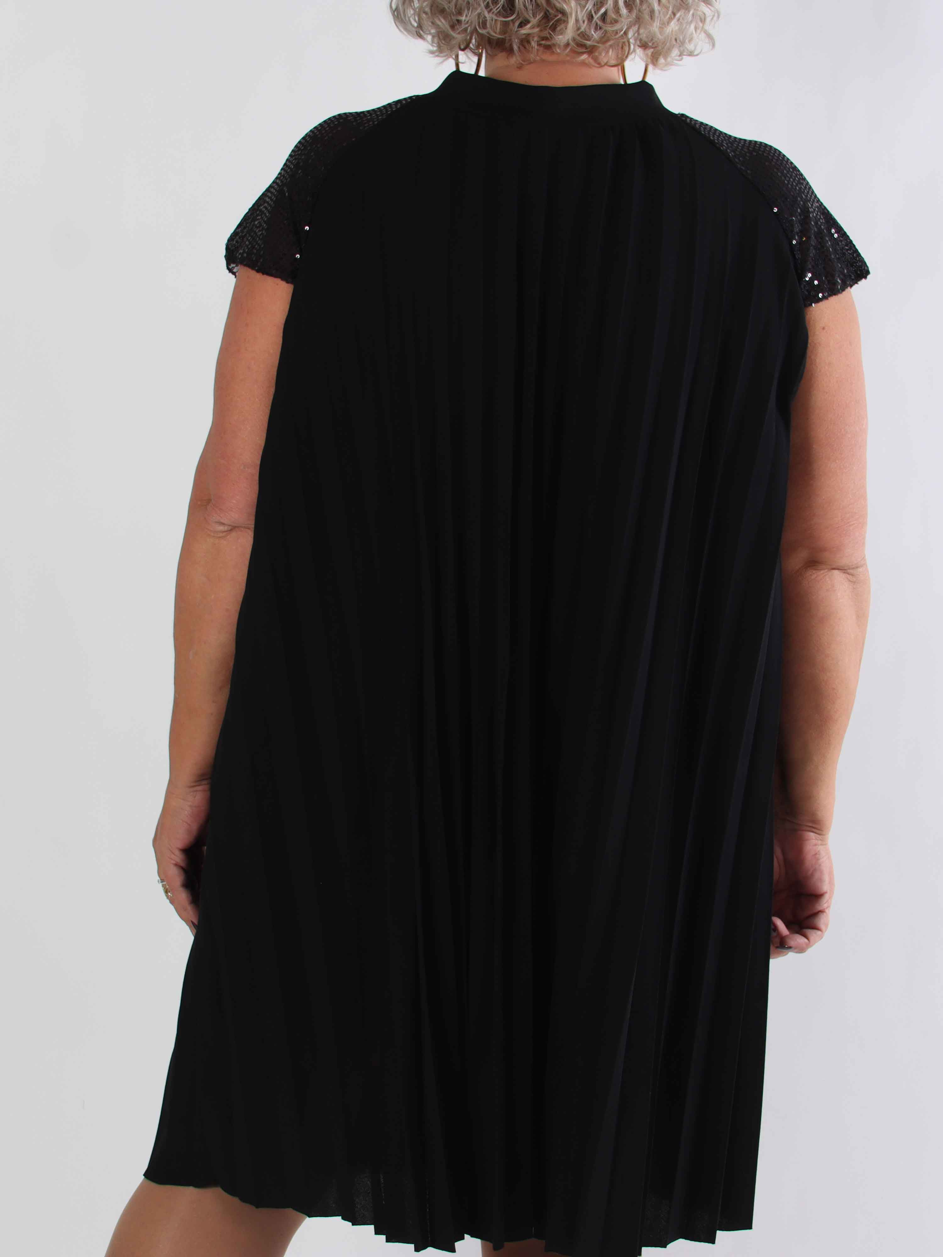 Electra - Plisseret plus size kjole med A-facon og pailletærmer