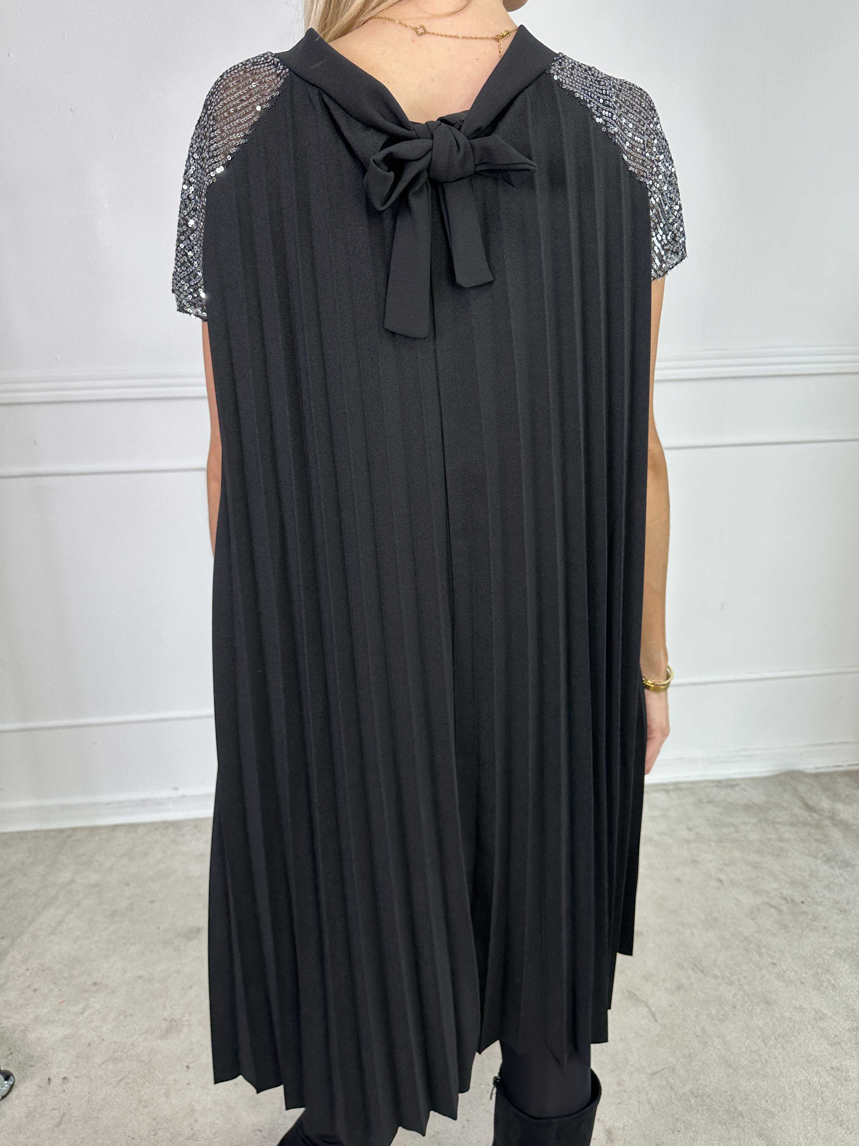 Electra - Plisseret kjole med A-facon og pailletærmer