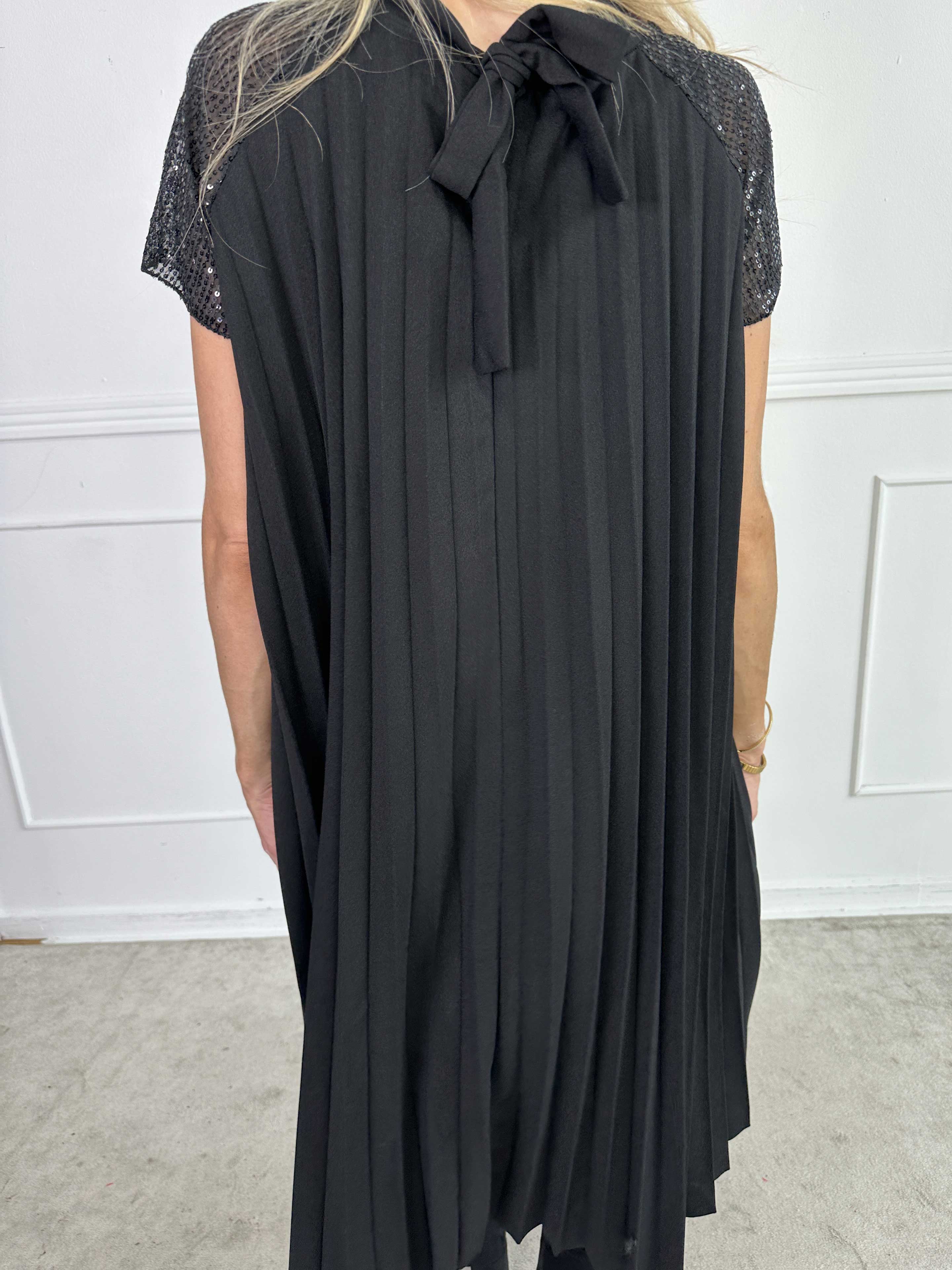 Electra - Plisseret kjole med A-facon og pailletærmer