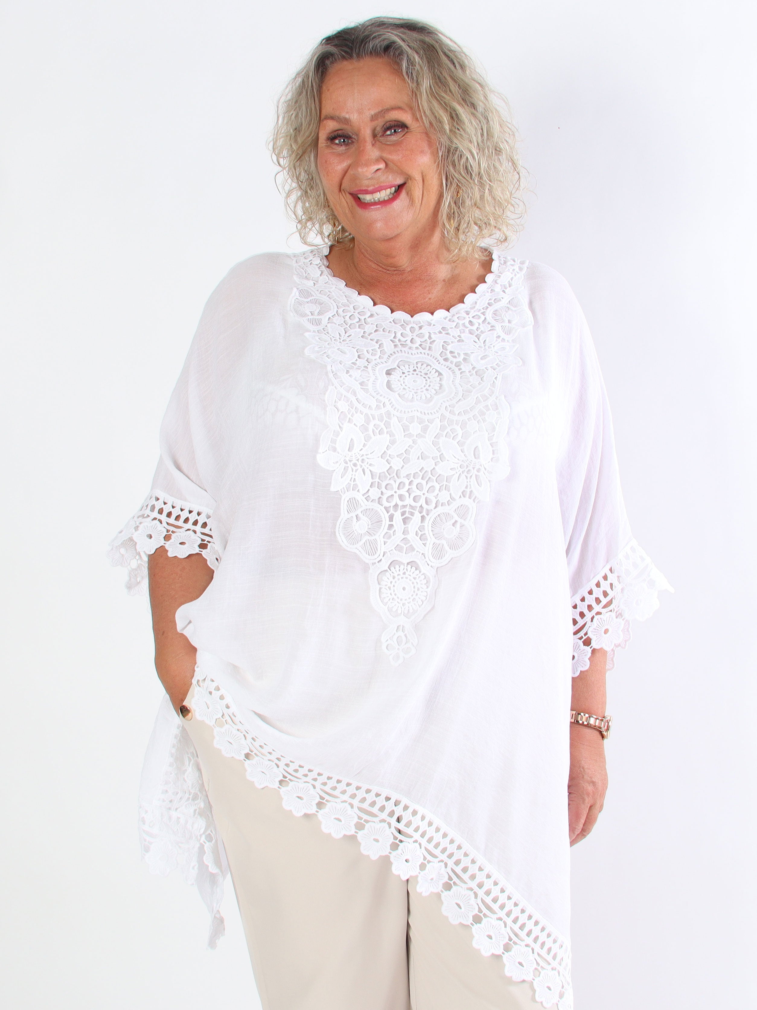 Elena - Blød plus size tunika i bomuld med fine broderinger