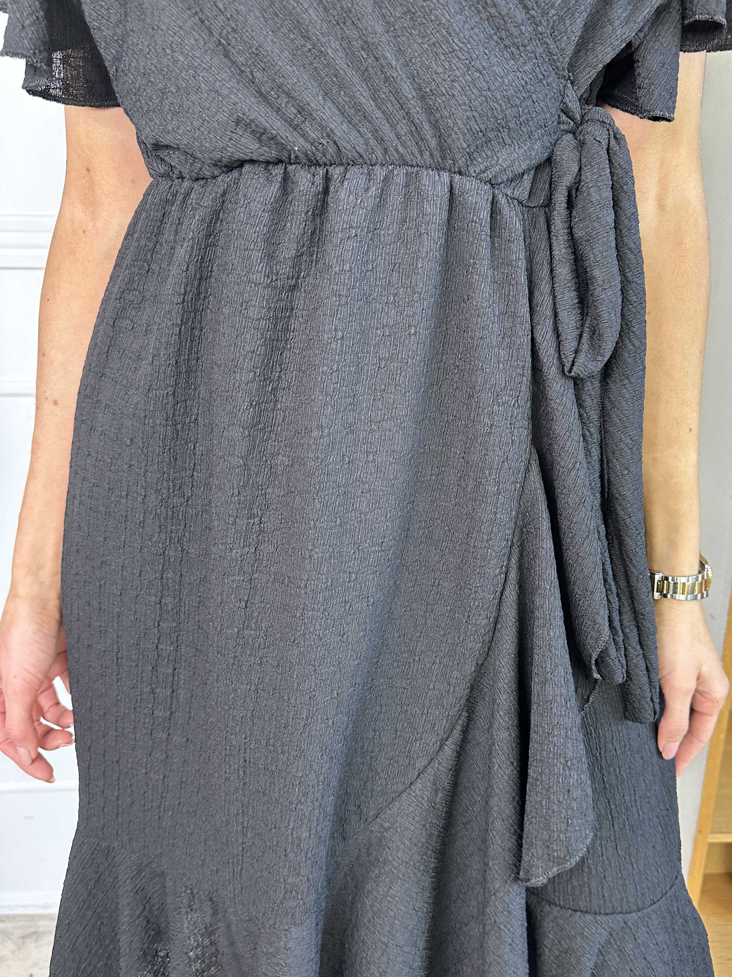 Eliana - Sød kjole i slå-om look med flæser