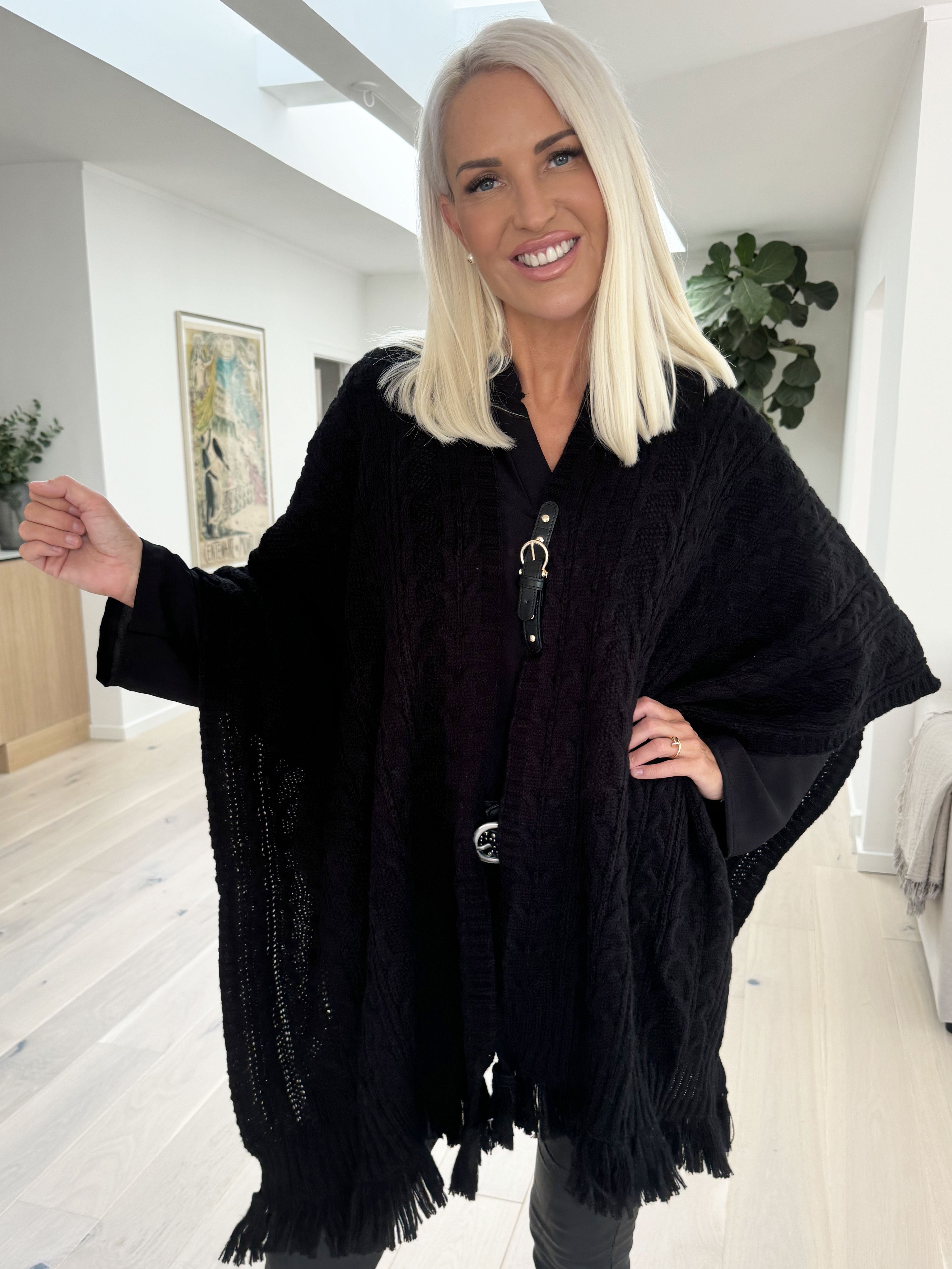 Elianna - Blød strikponcho med uld og frynser