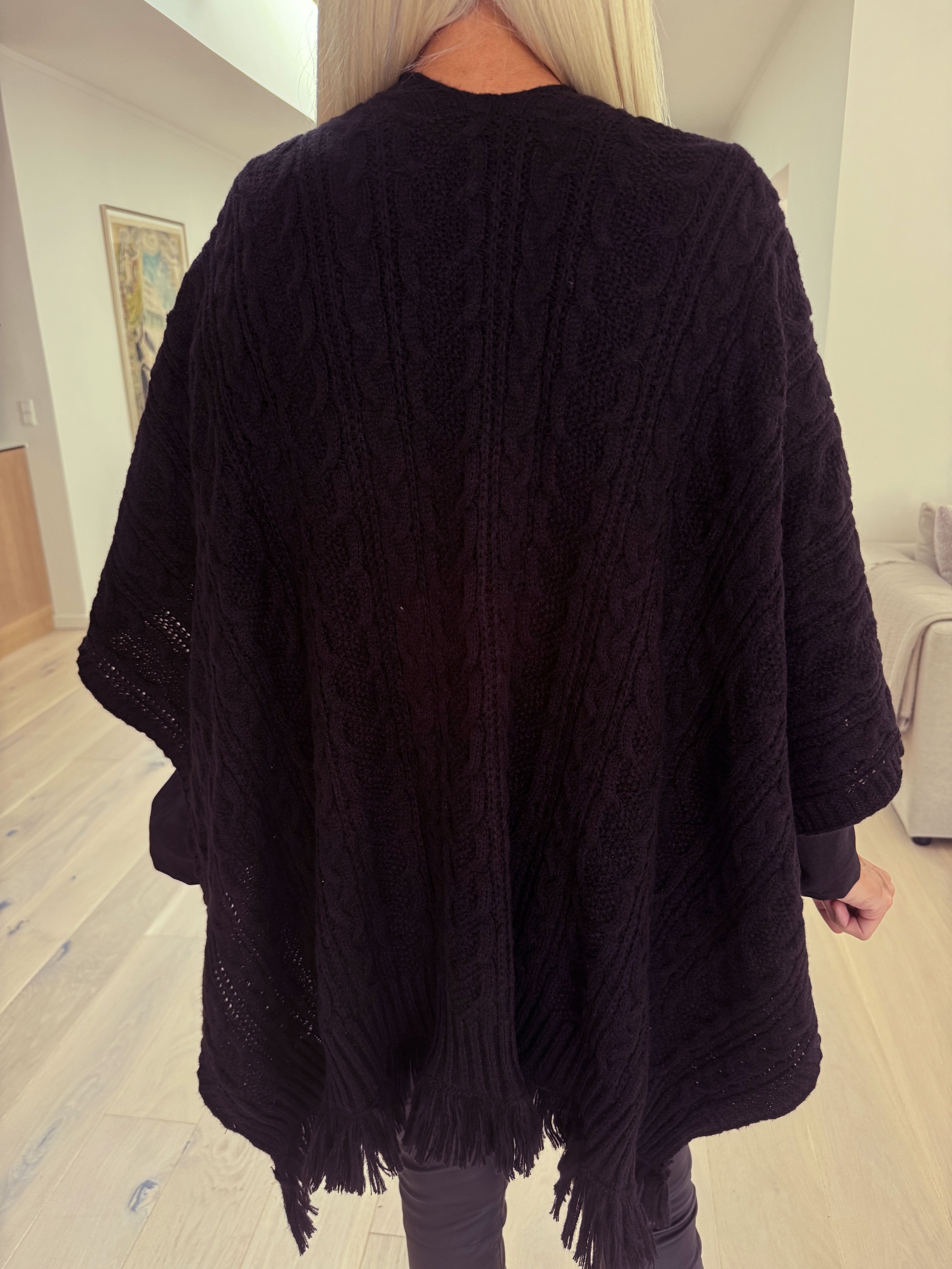 Elianna - Blød strikponcho med uld og frynser