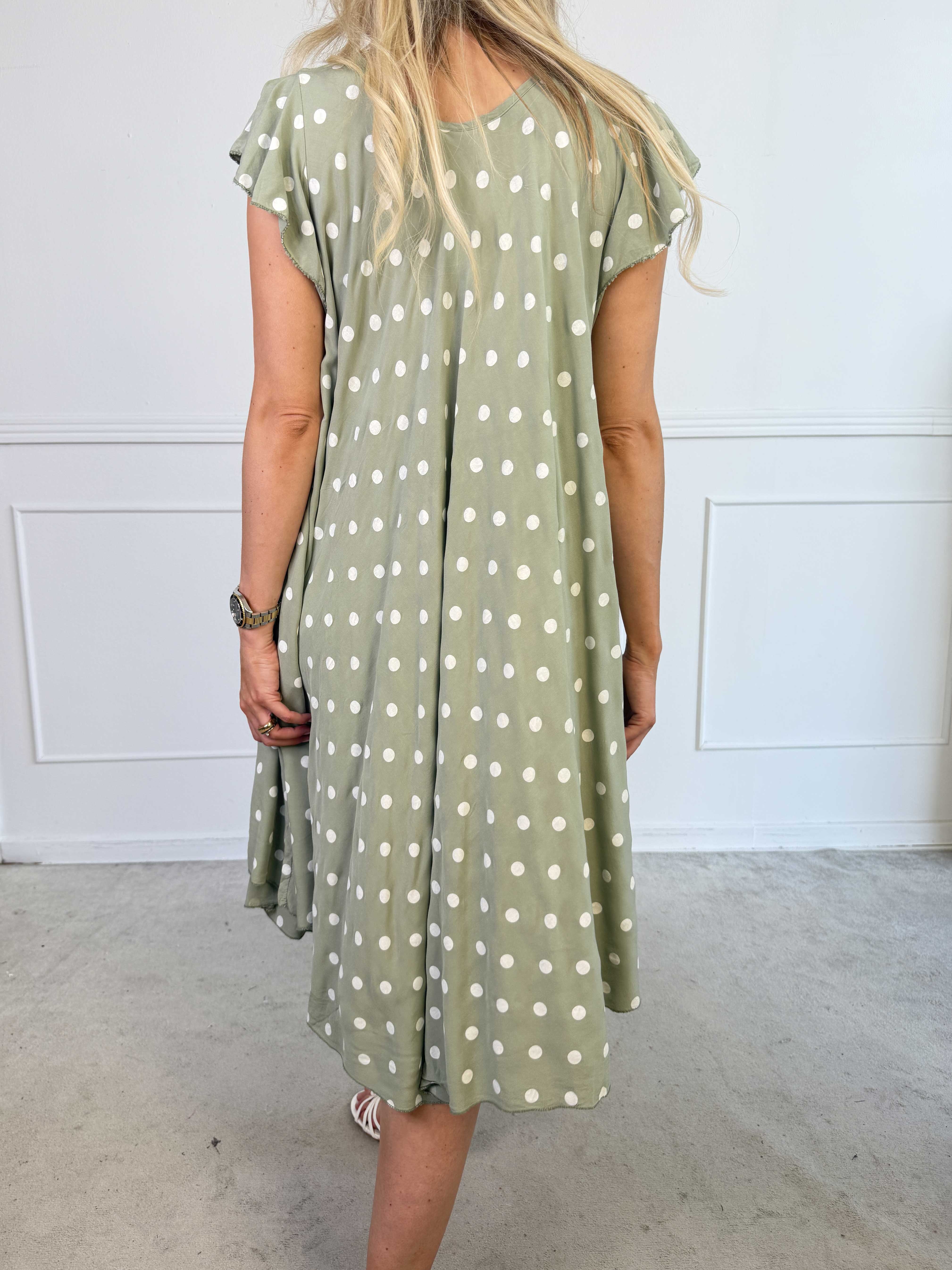 Elinora - Feminin plus size kjole i blød viskose med fine prikker og elegante flæseærmer