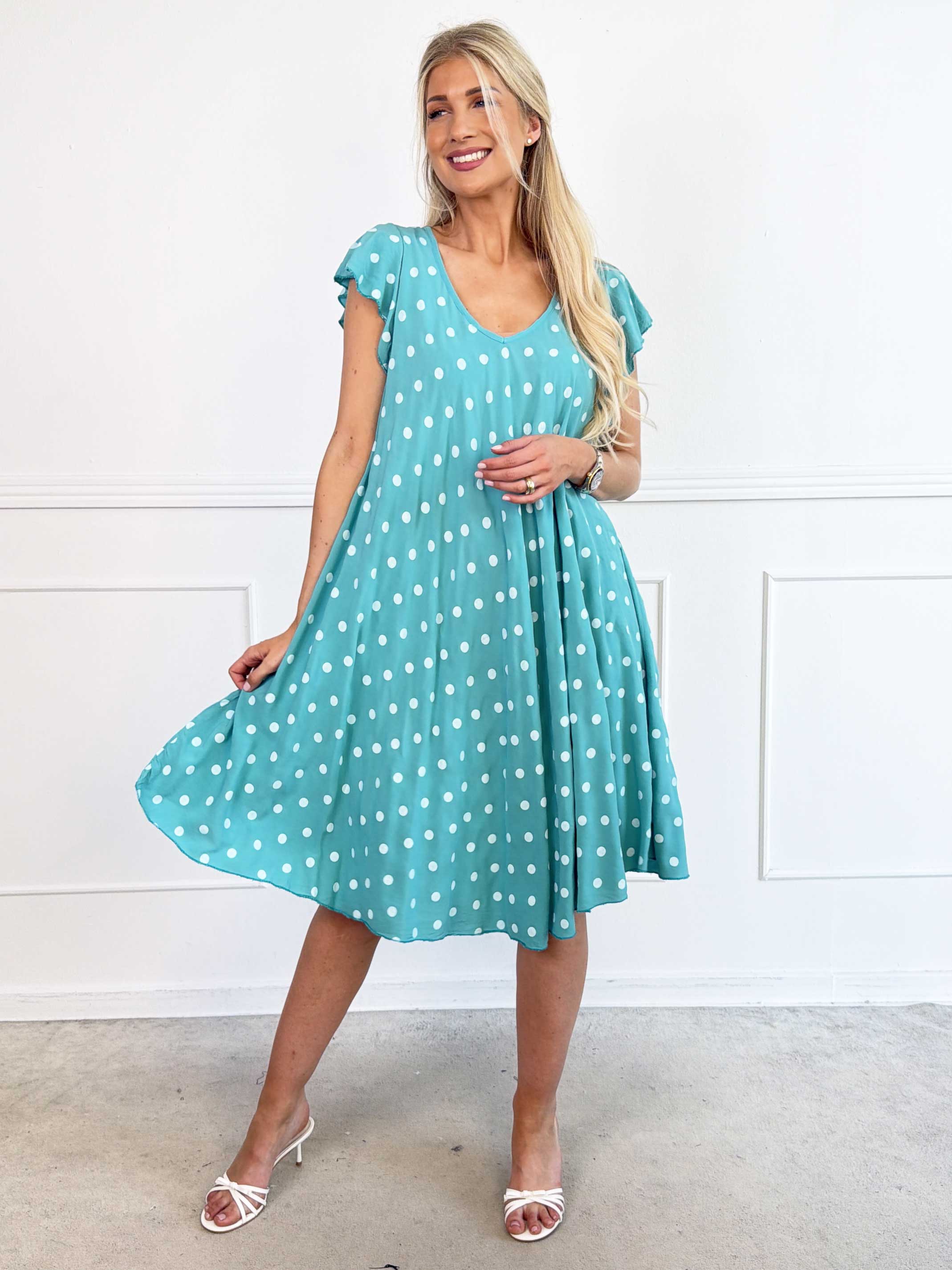 Elinora - Feminin plus size kjole i blød viskose med fine prikker og elegante flæseærmer