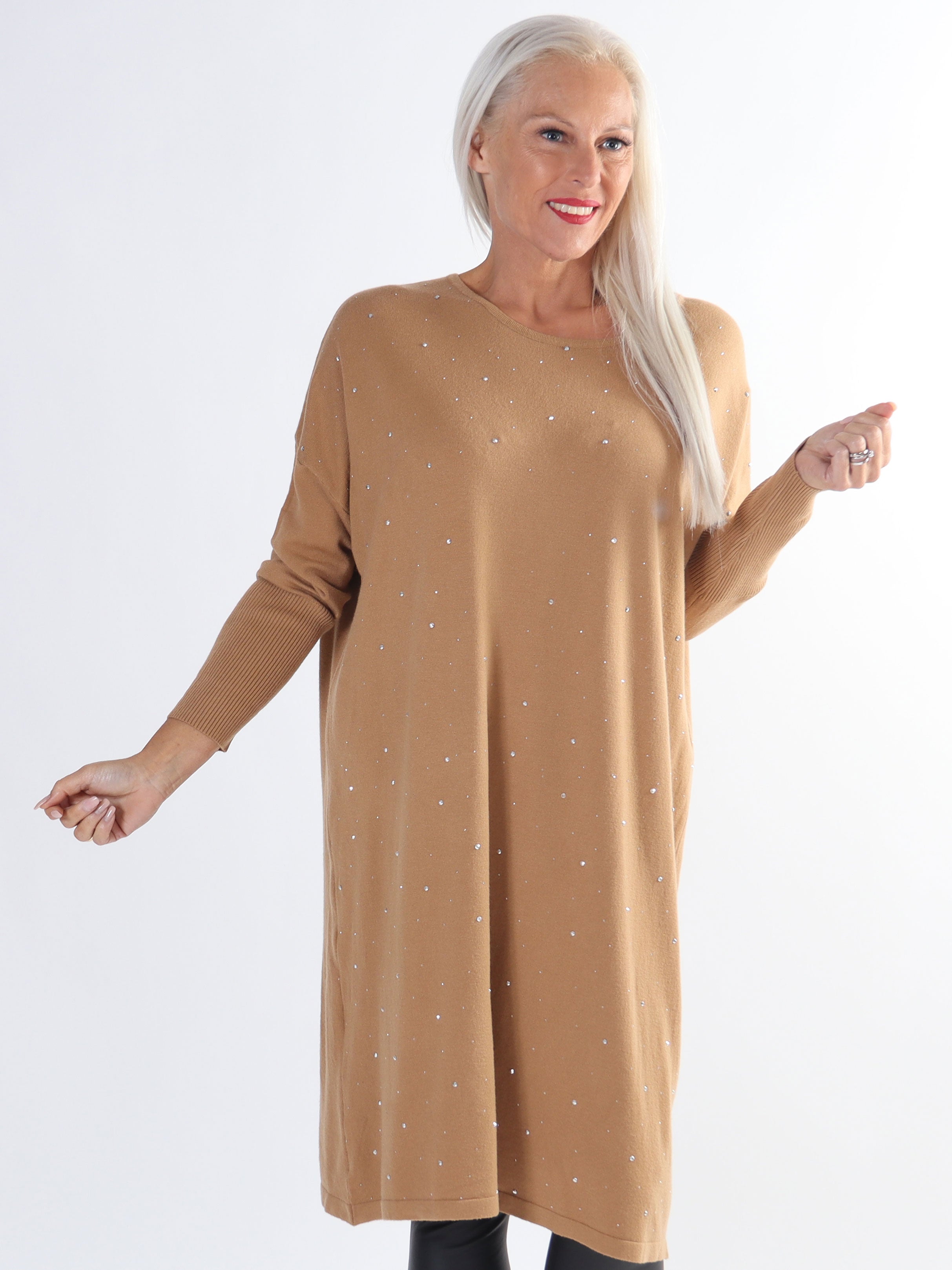 Elisa - Blød plus size strikkjole pyntet med små sten