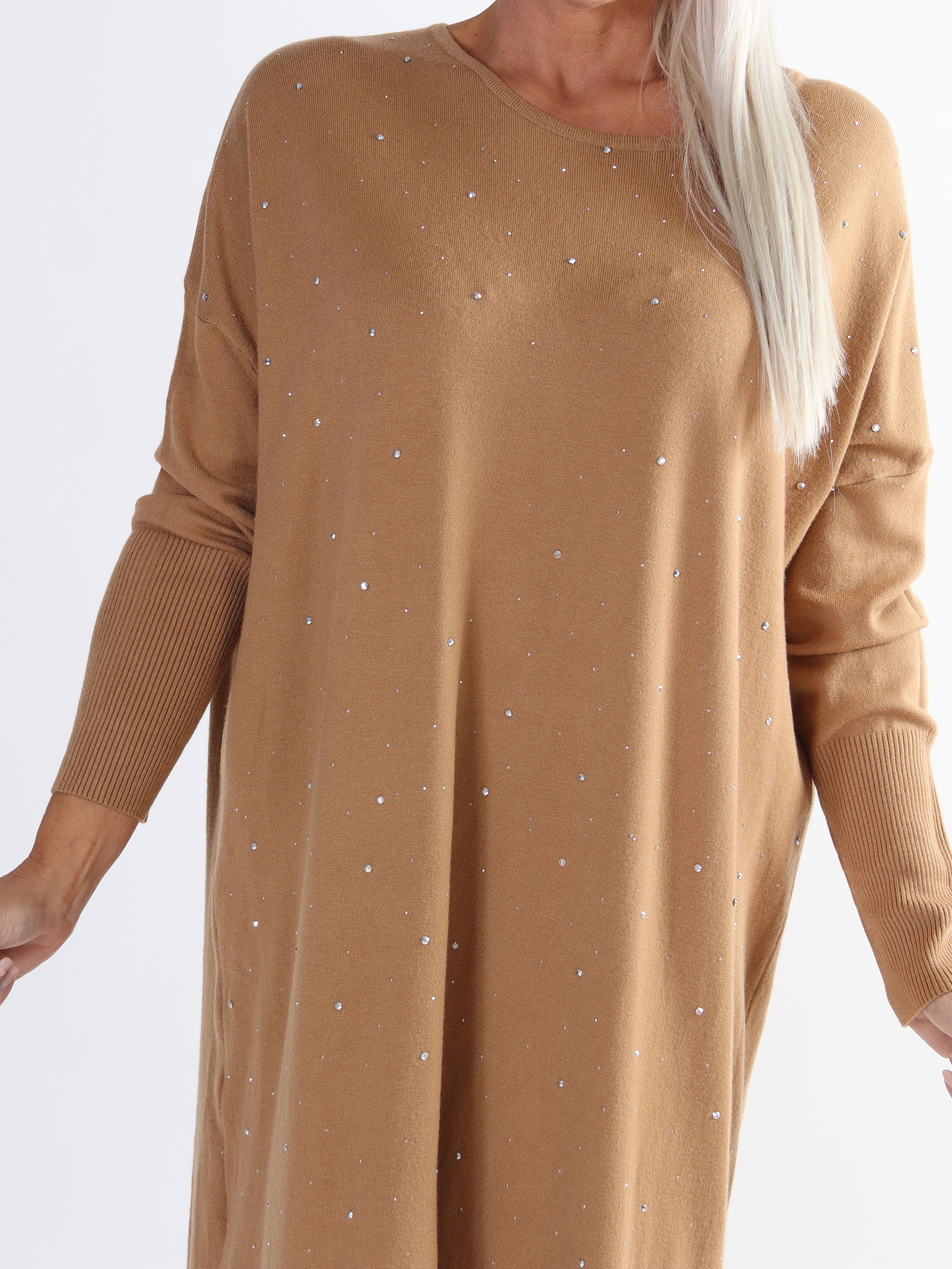 Elisa - Blød plus size strikkjole pyntet med små sten