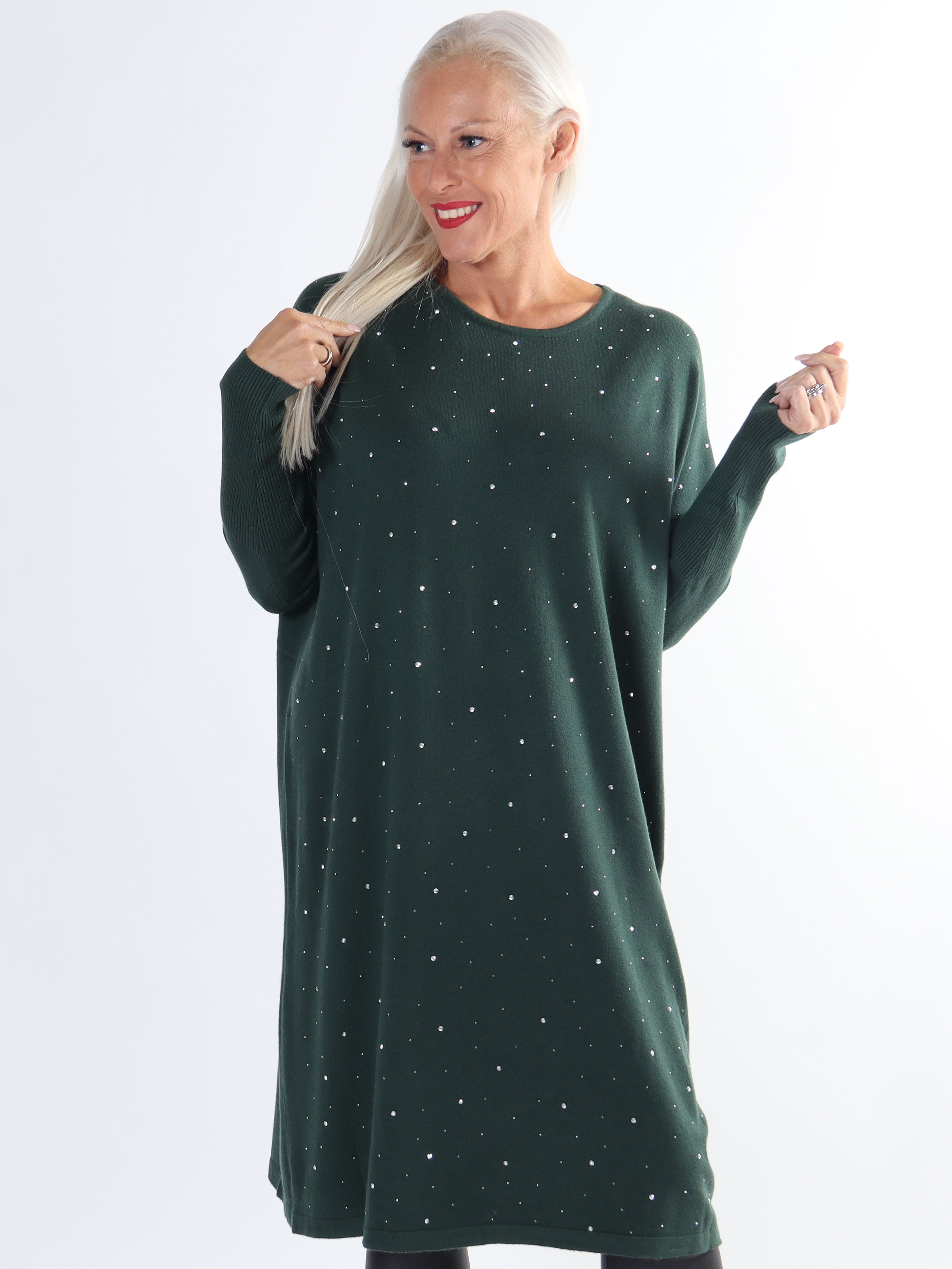 Elisa - Blød plus size strikkjole pyntet med små sten