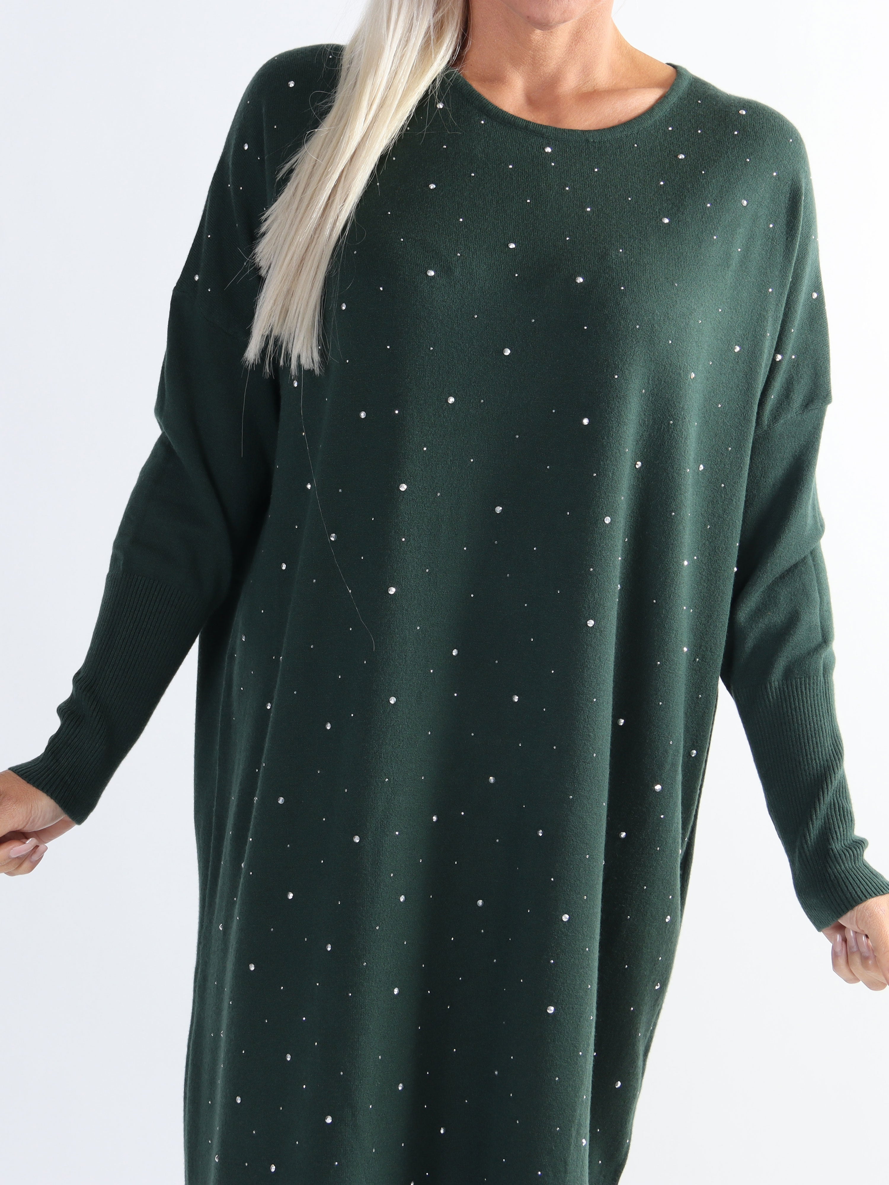 Elisa - Blød plus size strikkjole pyntet med små sten