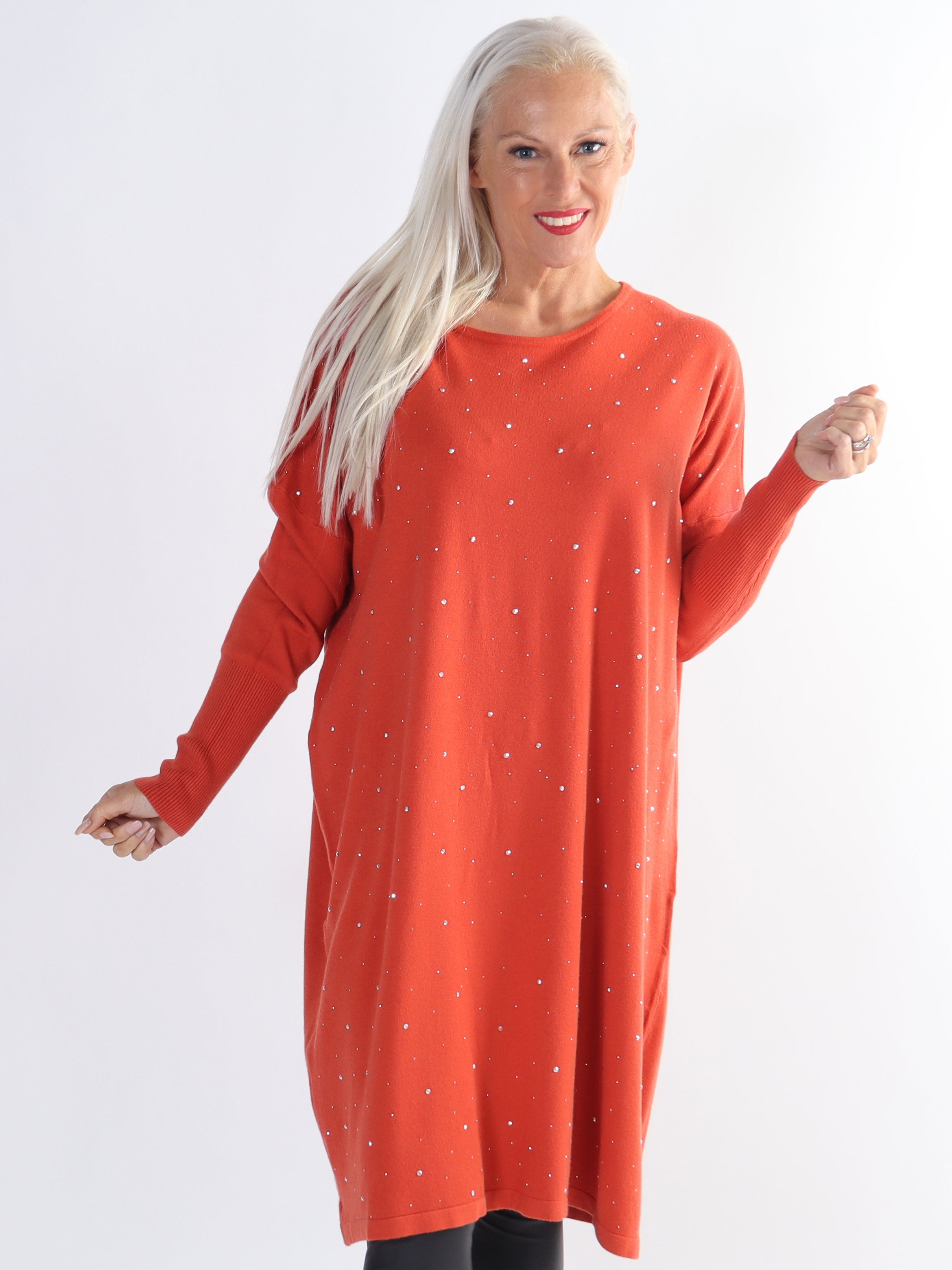 Elisa - Blød plus size strikkjole pyntet med små sten