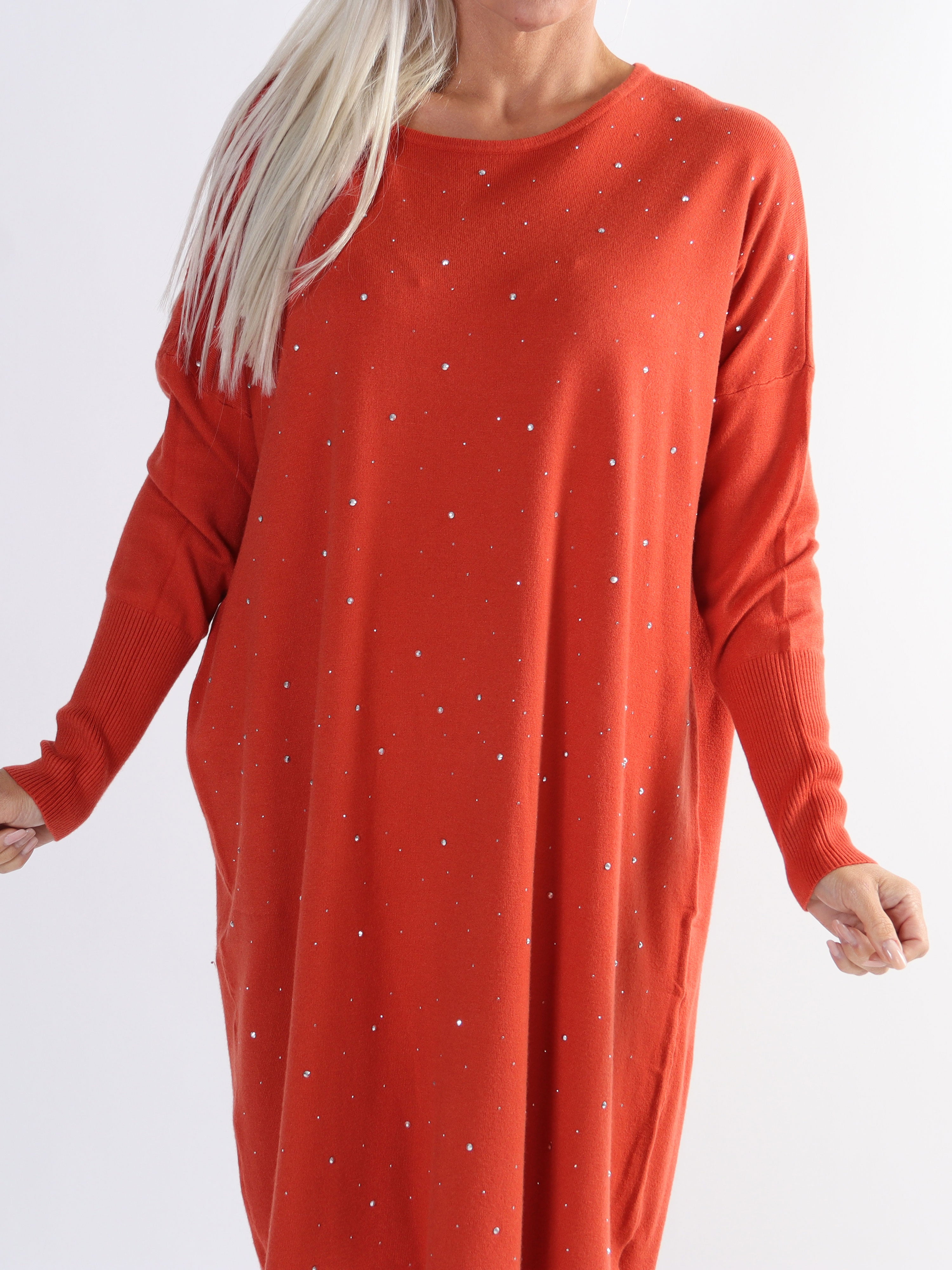 Elisa - Blød plus size strikkjole pyntet med små sten