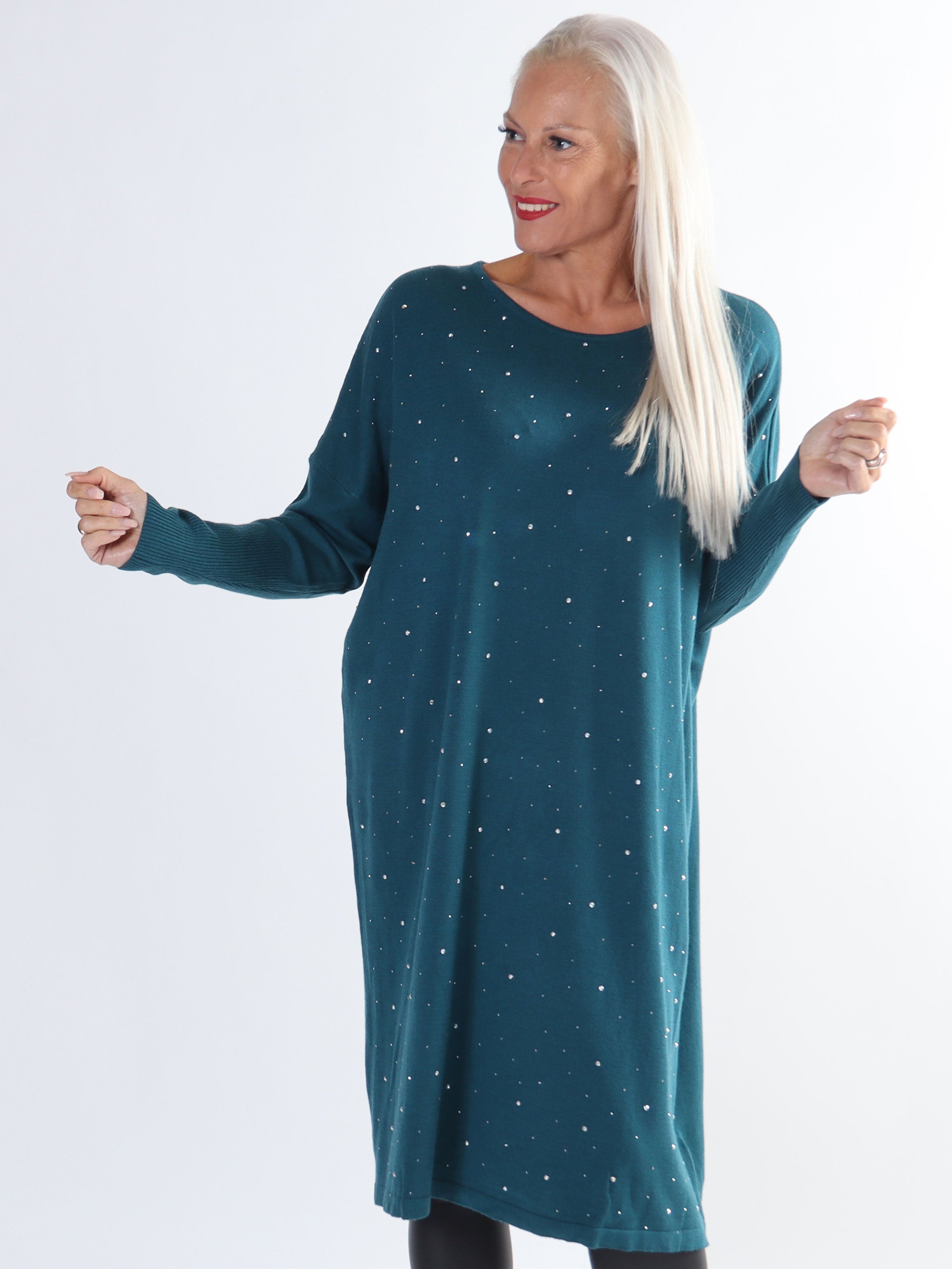 Elisa - Blød plus size strikkjole pyntet med små sten