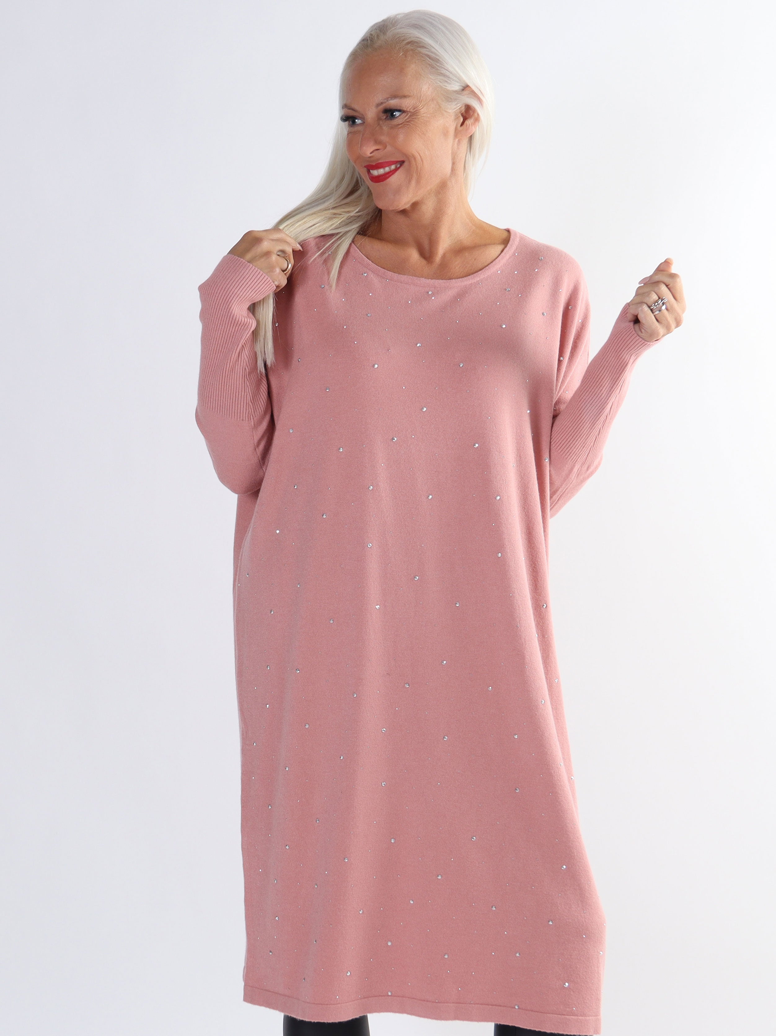 Elisa - Blød plus size strikkjole pyntet med små sten