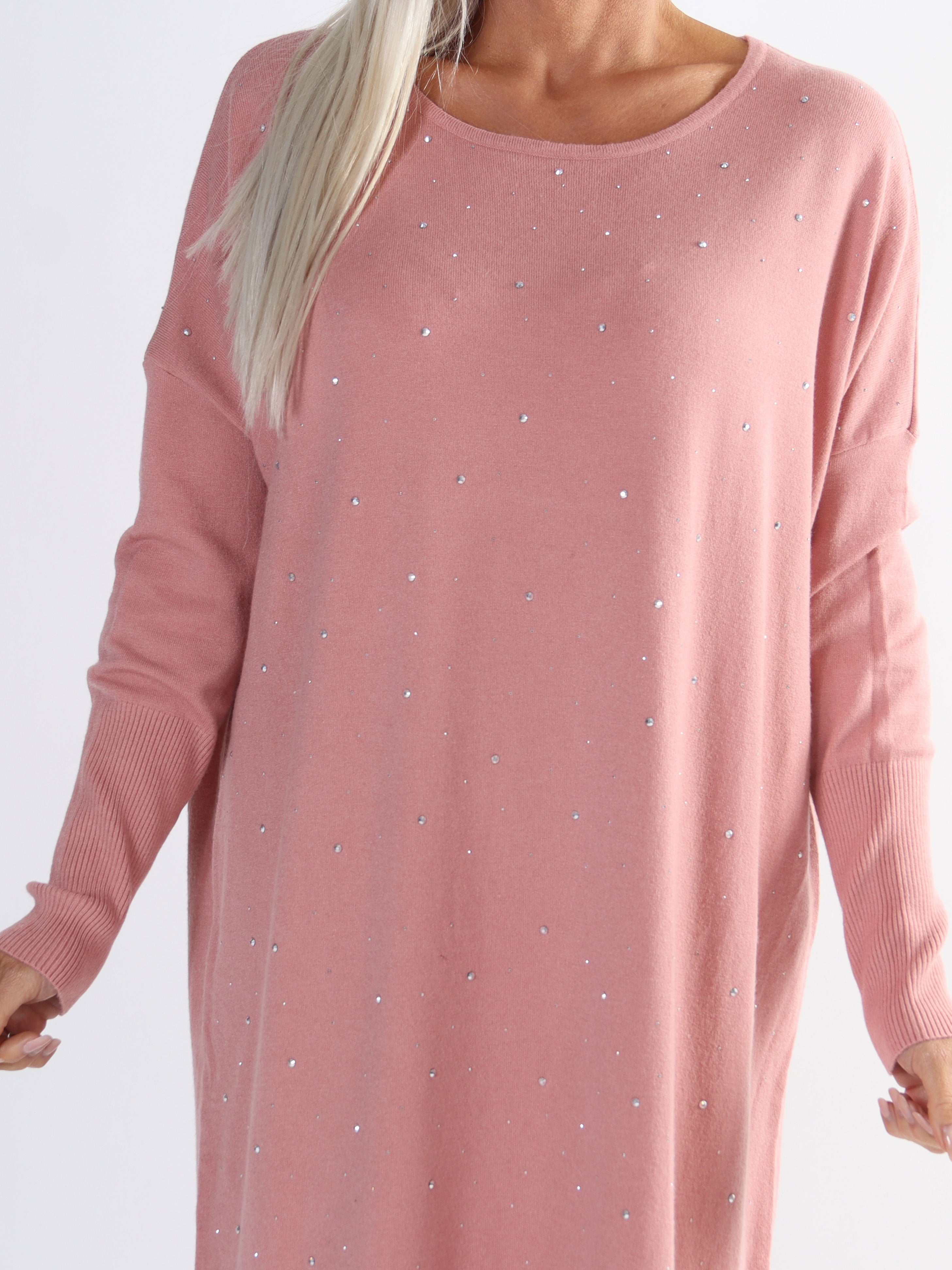 Elisa - Blød plus size strikkjole pyntet med små sten