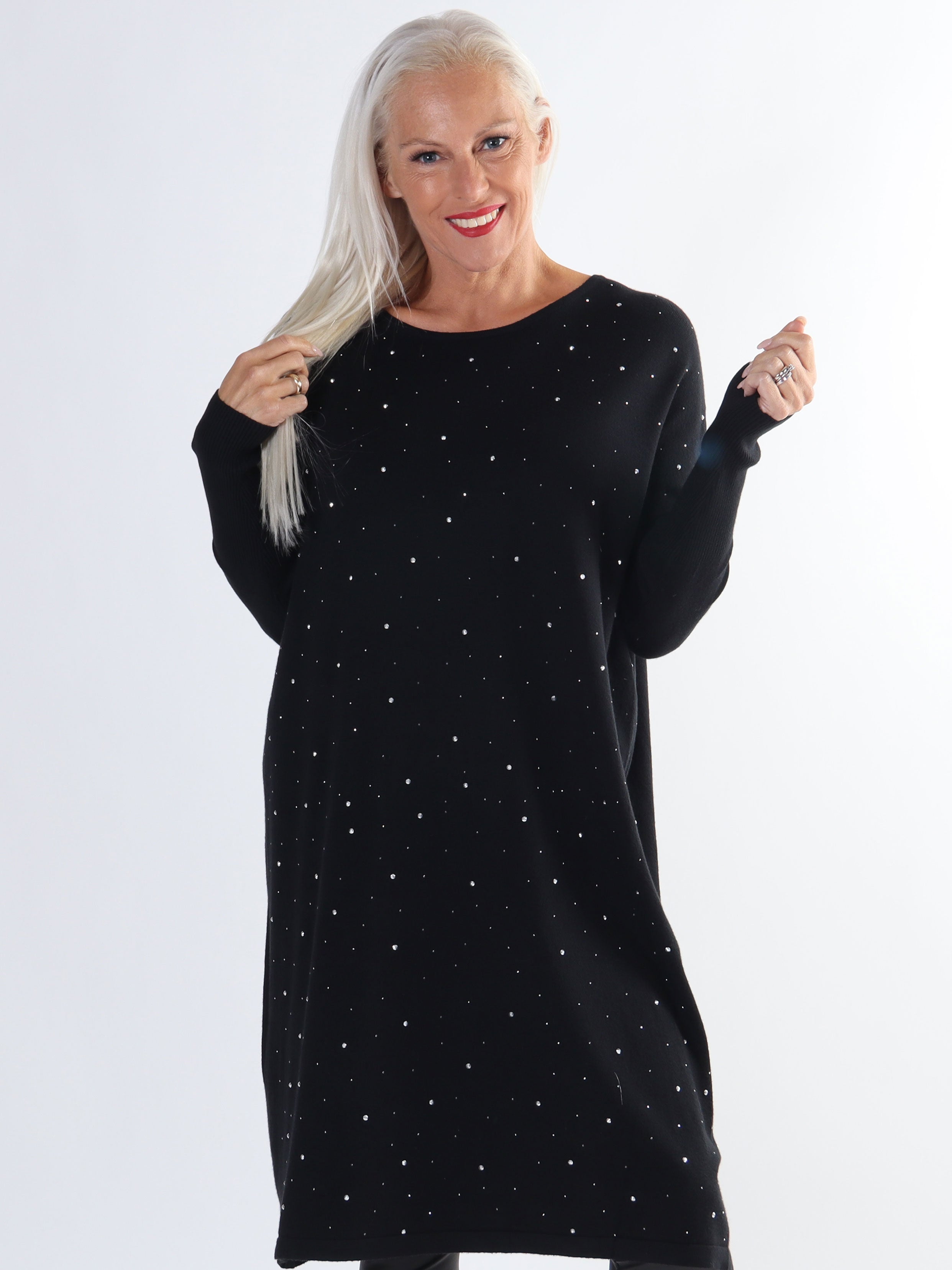 Elisa - Blød plus size strikkjole pyntet med små sten