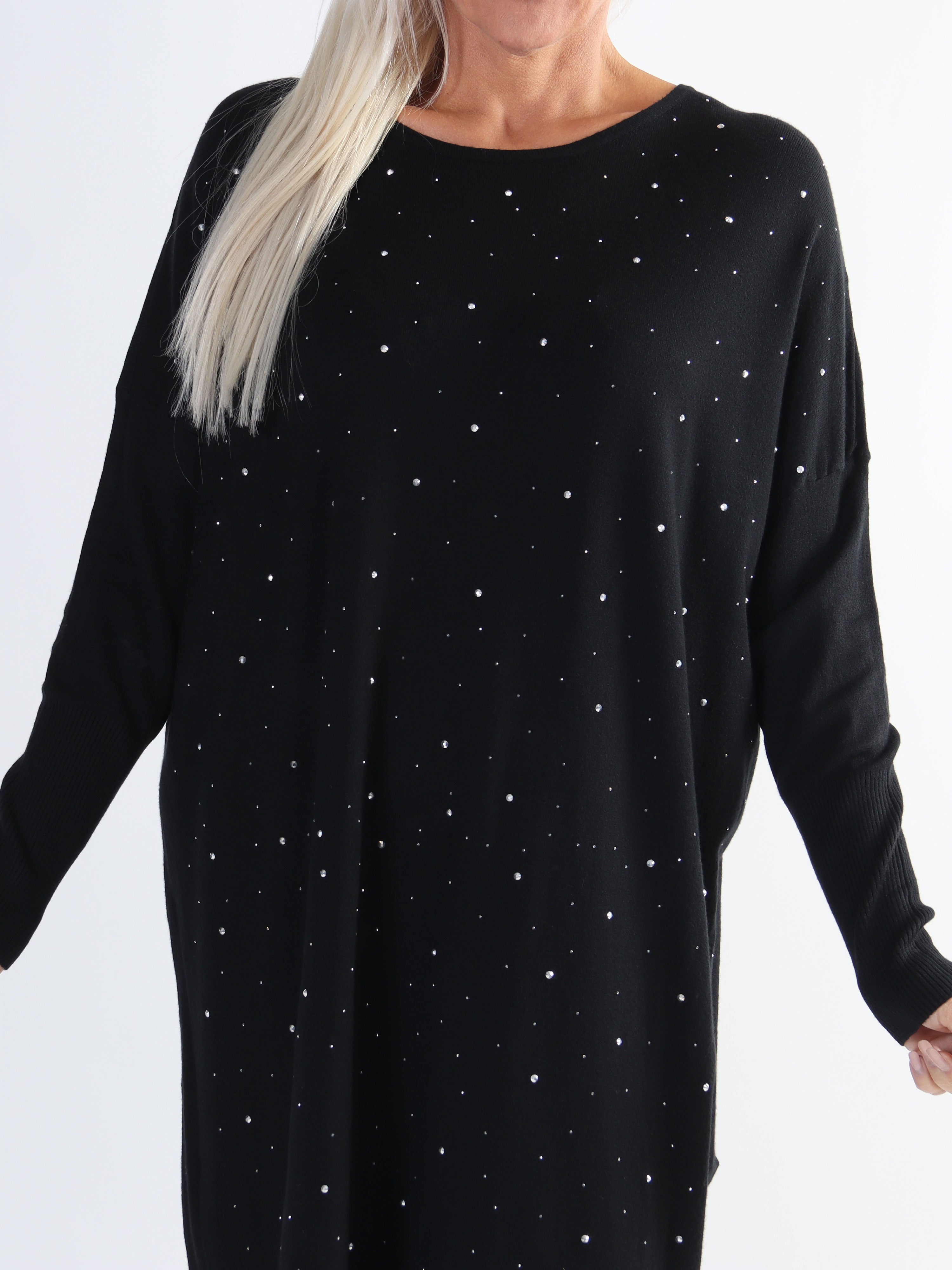 Elisa - Blød plus size strikkjole pyntet med små sten