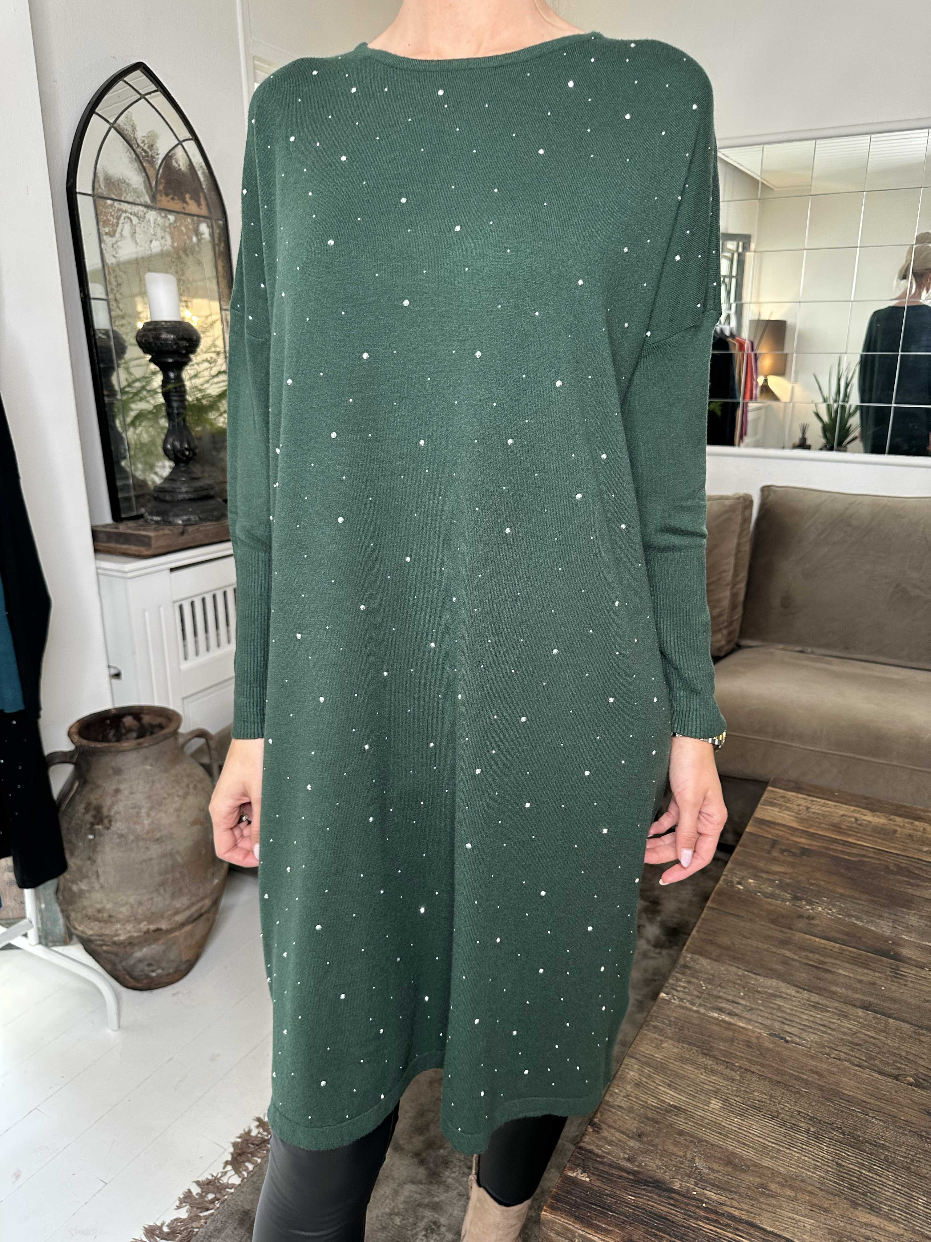 Elisa - Blød strikkjole pyntet med små sten